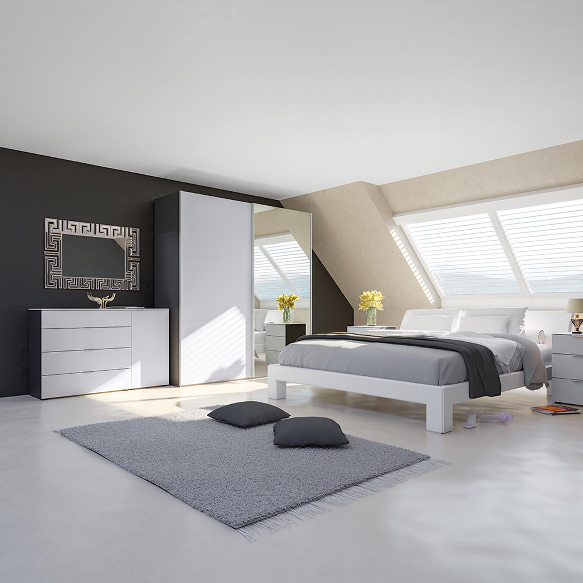 Stilvoller Jutzler Schwebetürenschrank in Weiß mit Spiegelzubehör.