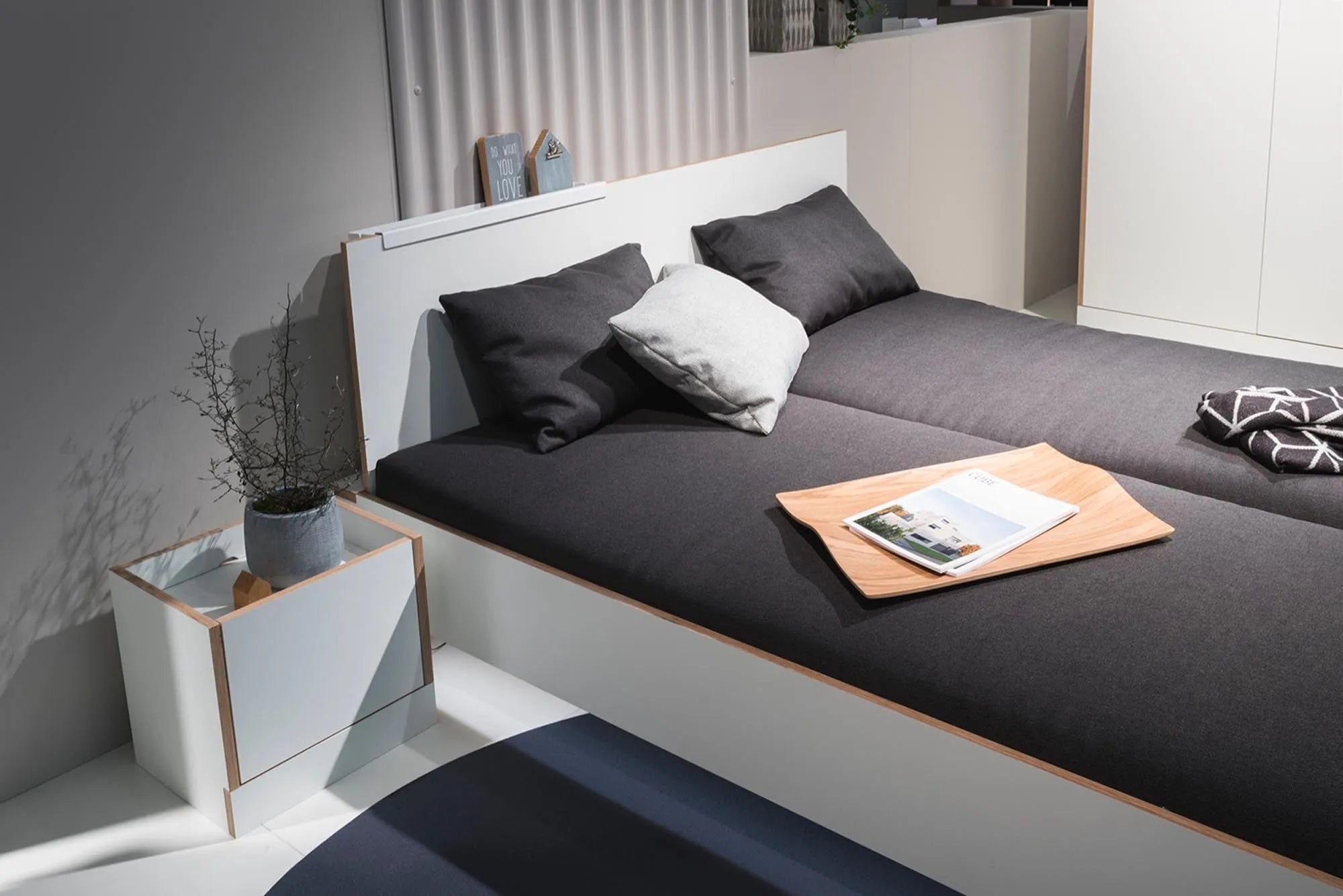 FLAI Doppelbett: Eleganz und Komfort mit starrer Lattenrostbasis.