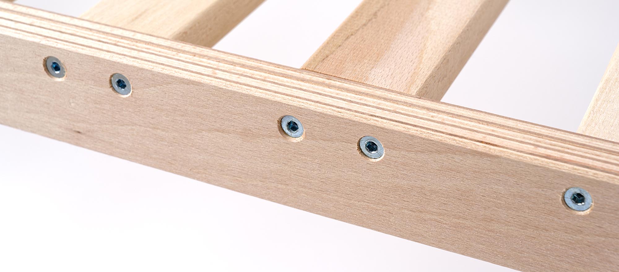 Entdecken Sie den stabilen Lattenrost von Müller Möbelwerkstätten, ideal für Stapelliegen. Perfekte Passform für alle Matratzentypen und handgefertigt in Deutschland.