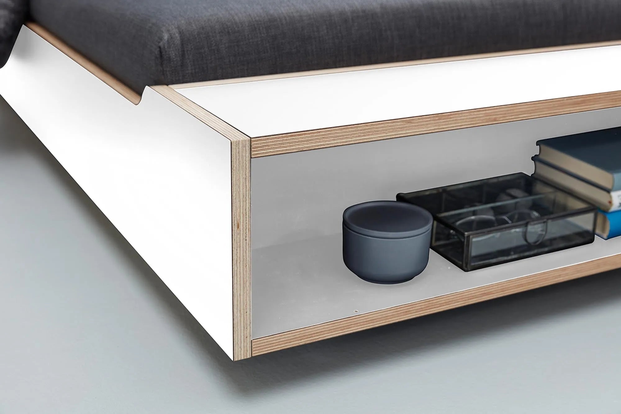 Das MAUDE Bett von Müller Möbelwerkstätten: Flexibles Design von Michael Mettler, ideal zum Relaxen, Lesen und Frühstücken.