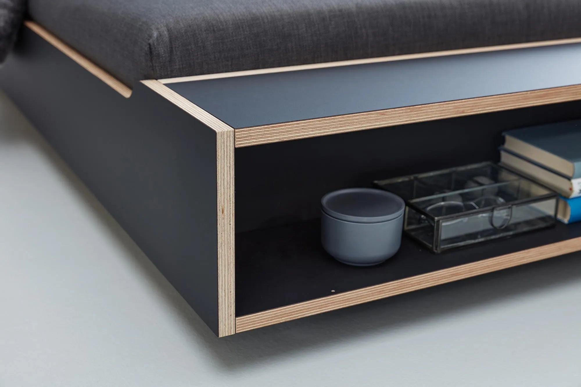 Elegantes MAUDE Bett: Minimalistisches Design für traumhaften Schlaf.