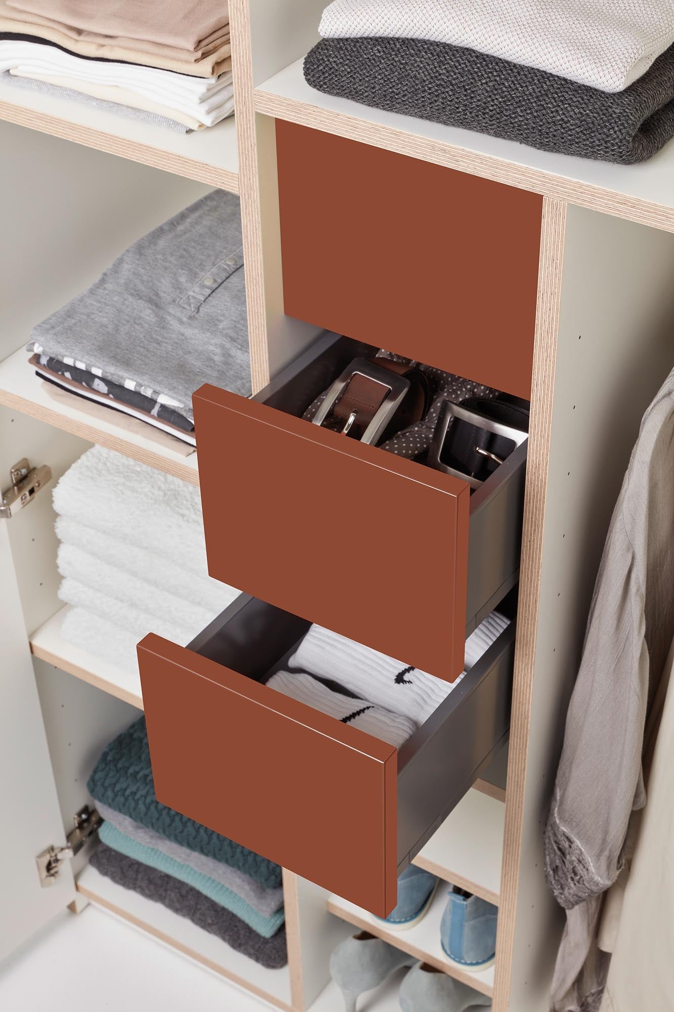 Eleganter Stauraum: Plane Schrank V5 von Müller Möbelwerkstätten.