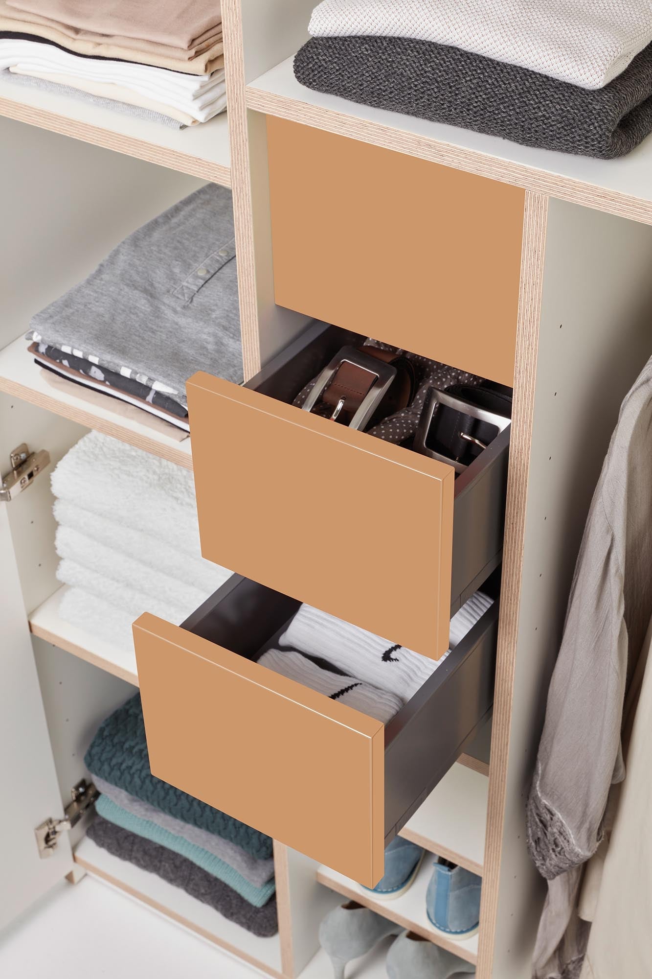 Plane Schrank V4: Eleganter Stauraum für moderne Wohnkonzepte.