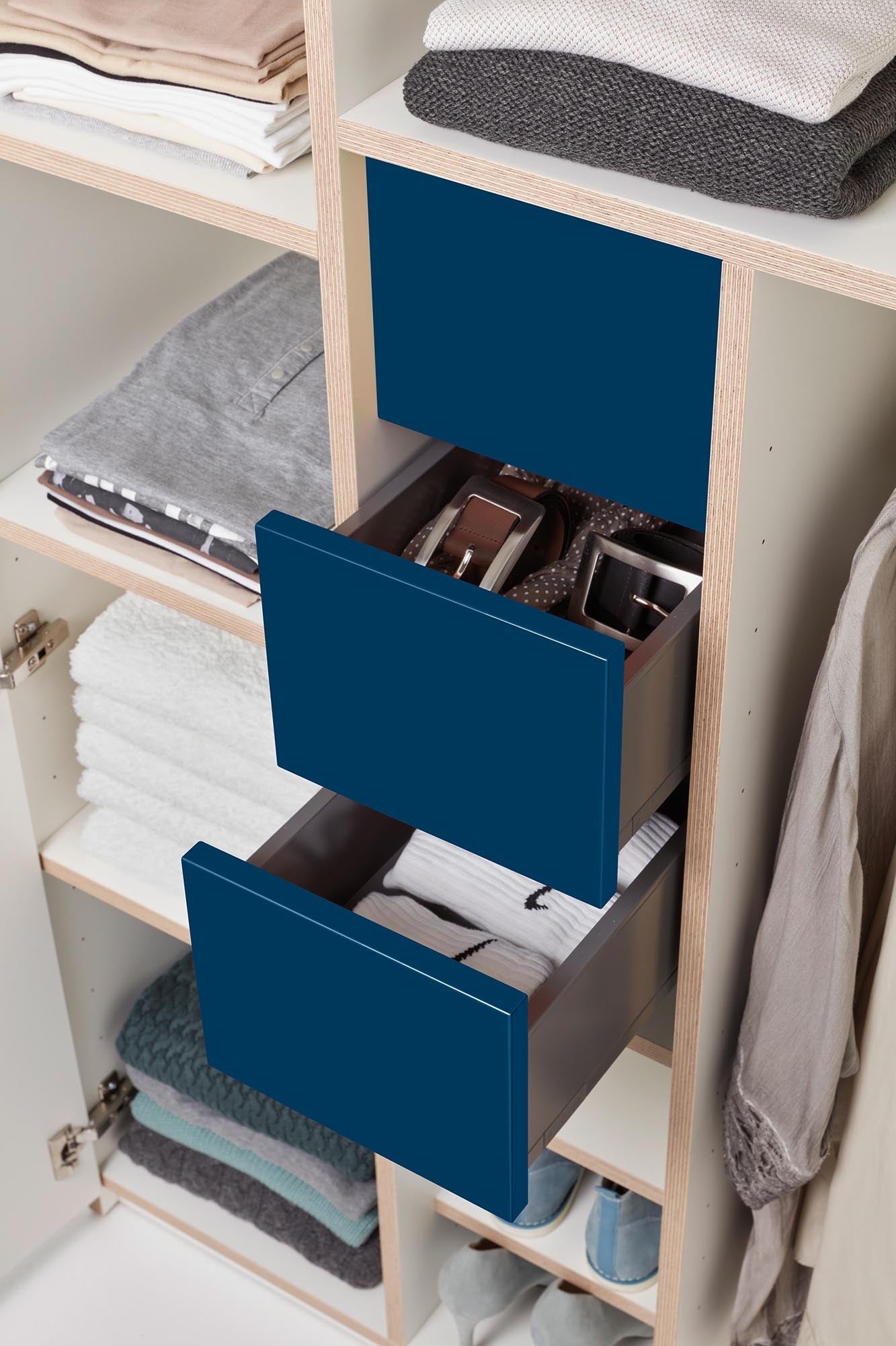 Plane Schrank V1: Minimalistisches Design trifft auf hohe Funktionalität.