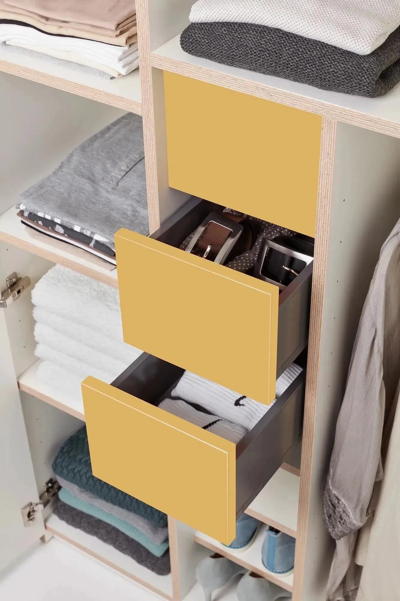 Plane Schrank V1: Stilvolle Aufbewahrungslösung von Müller Möbel.