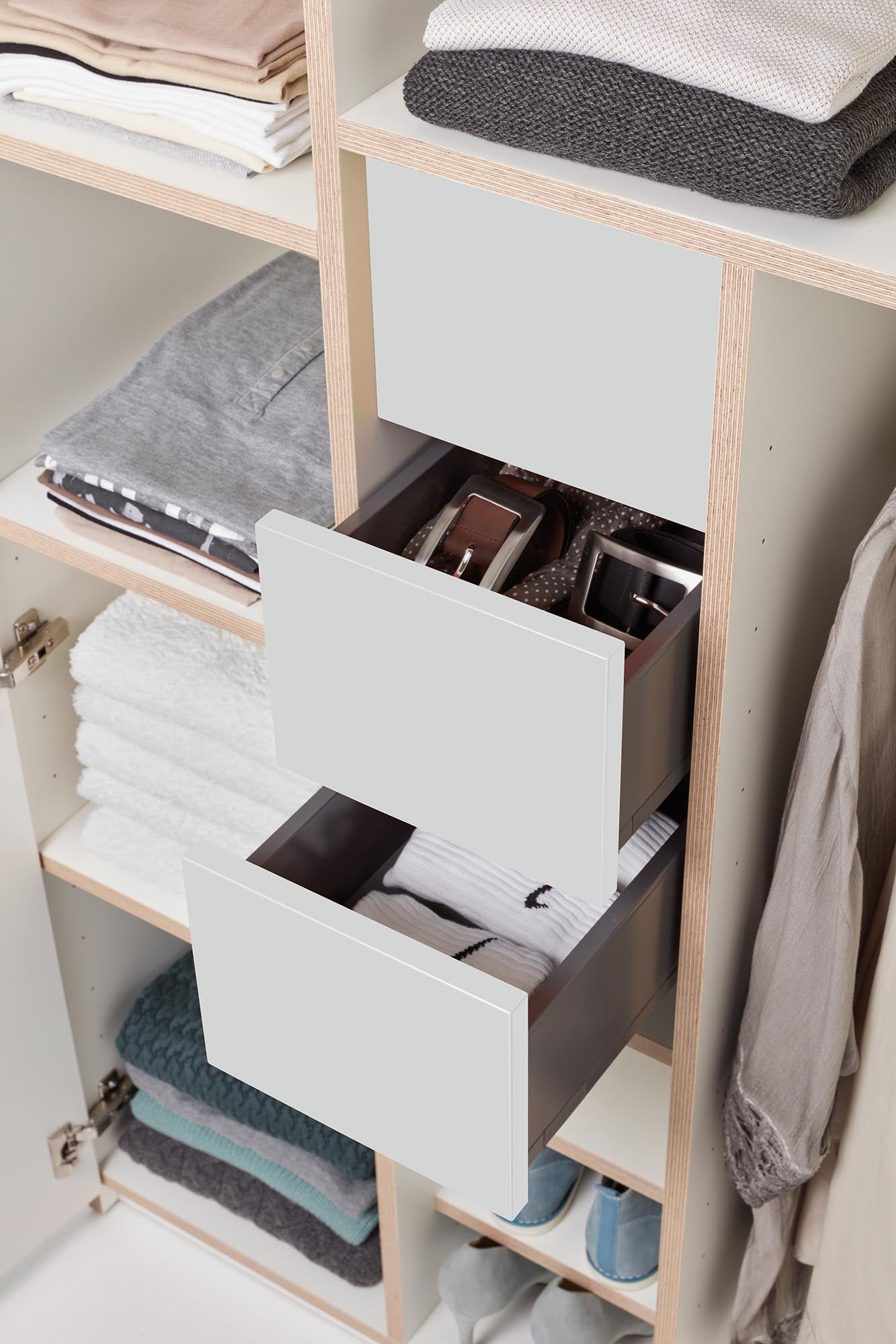 Plane Schrank V3: Eleganter Stauraum für Ihr minimalistisches Zuhause.