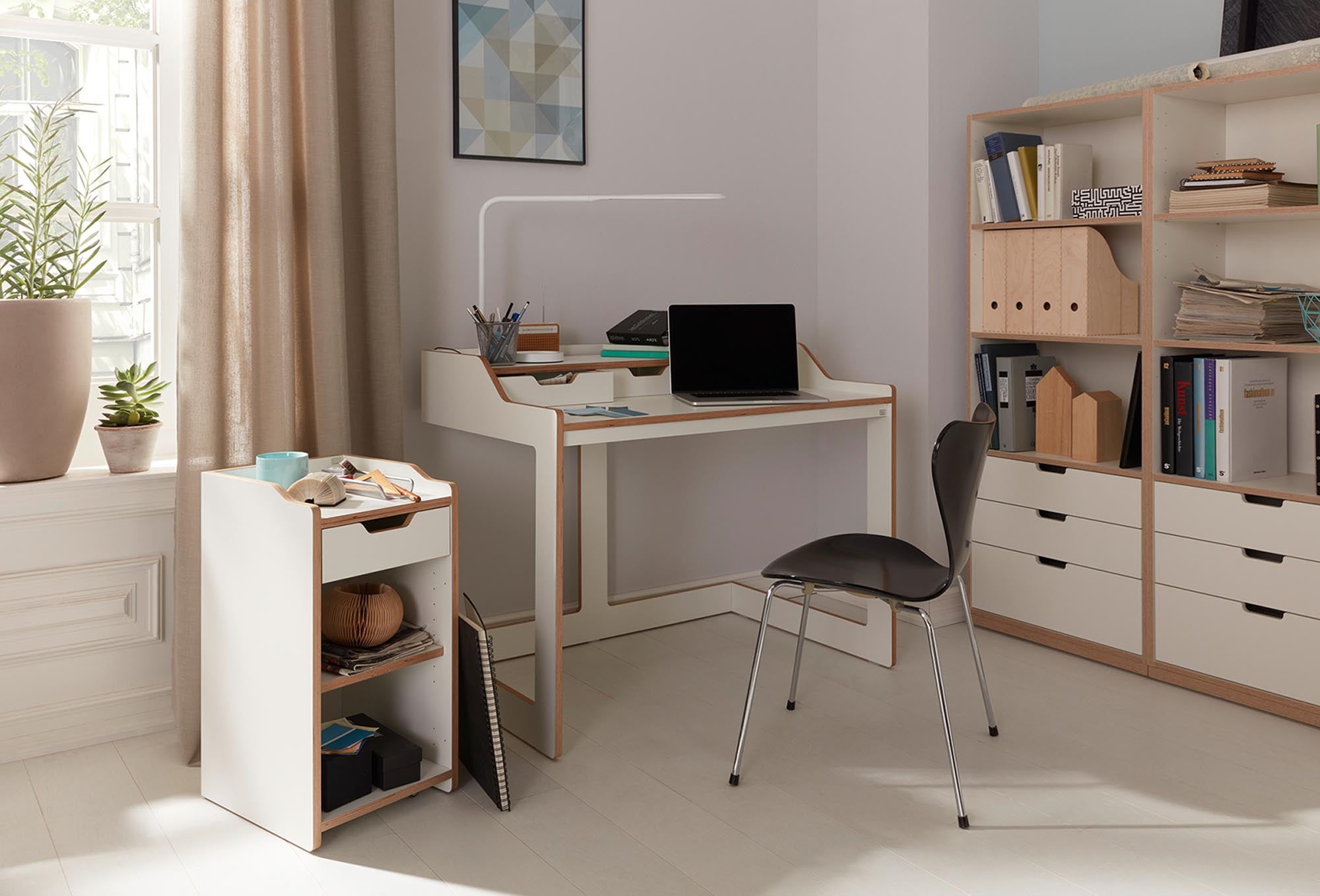 Mobile pedestal with drawer