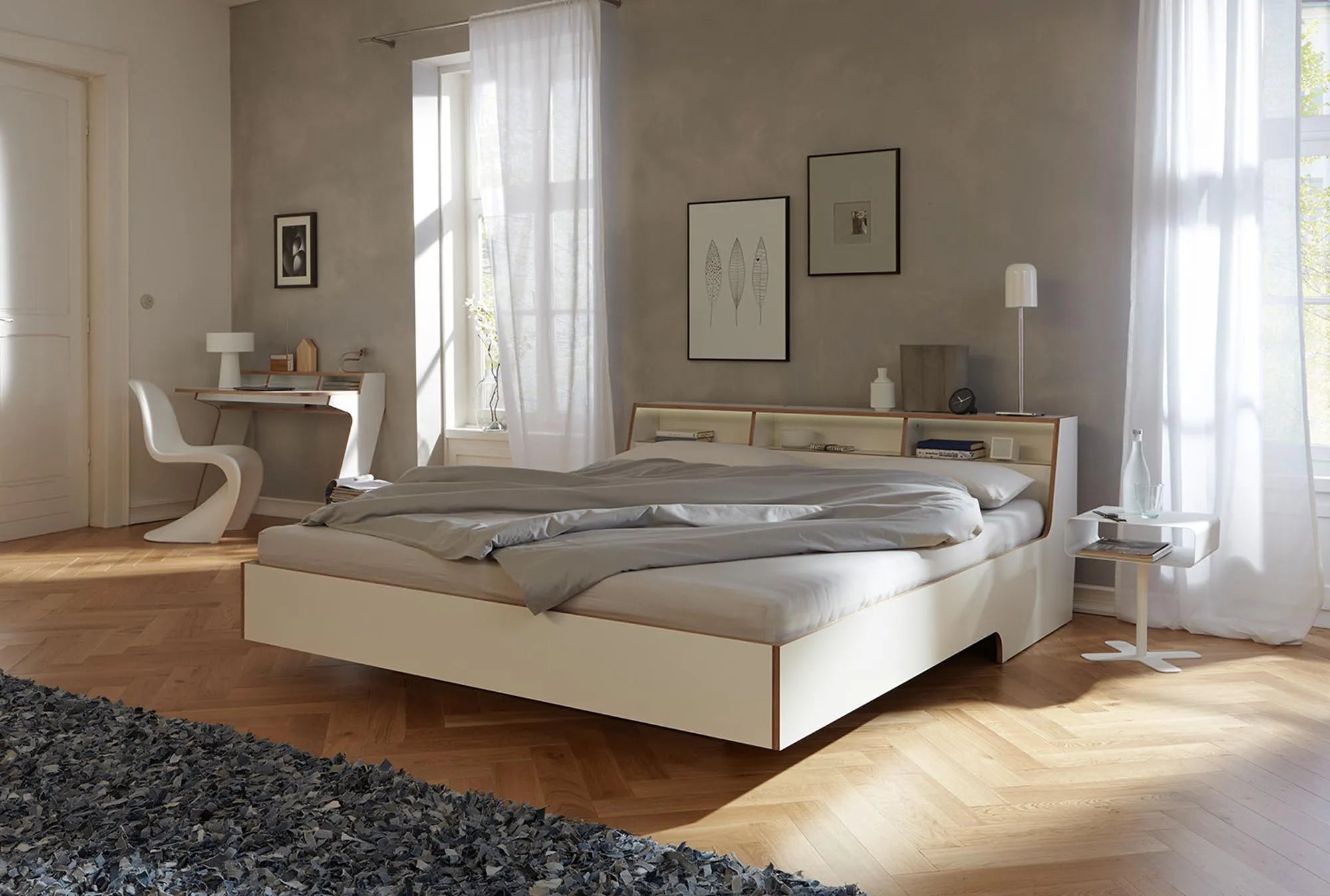 Das Slope Bett von Leonard Pfeifer: schwebendes Design, versteckter Stauraum im Kopfteil, harmonische Form, hochwertige Materialien.