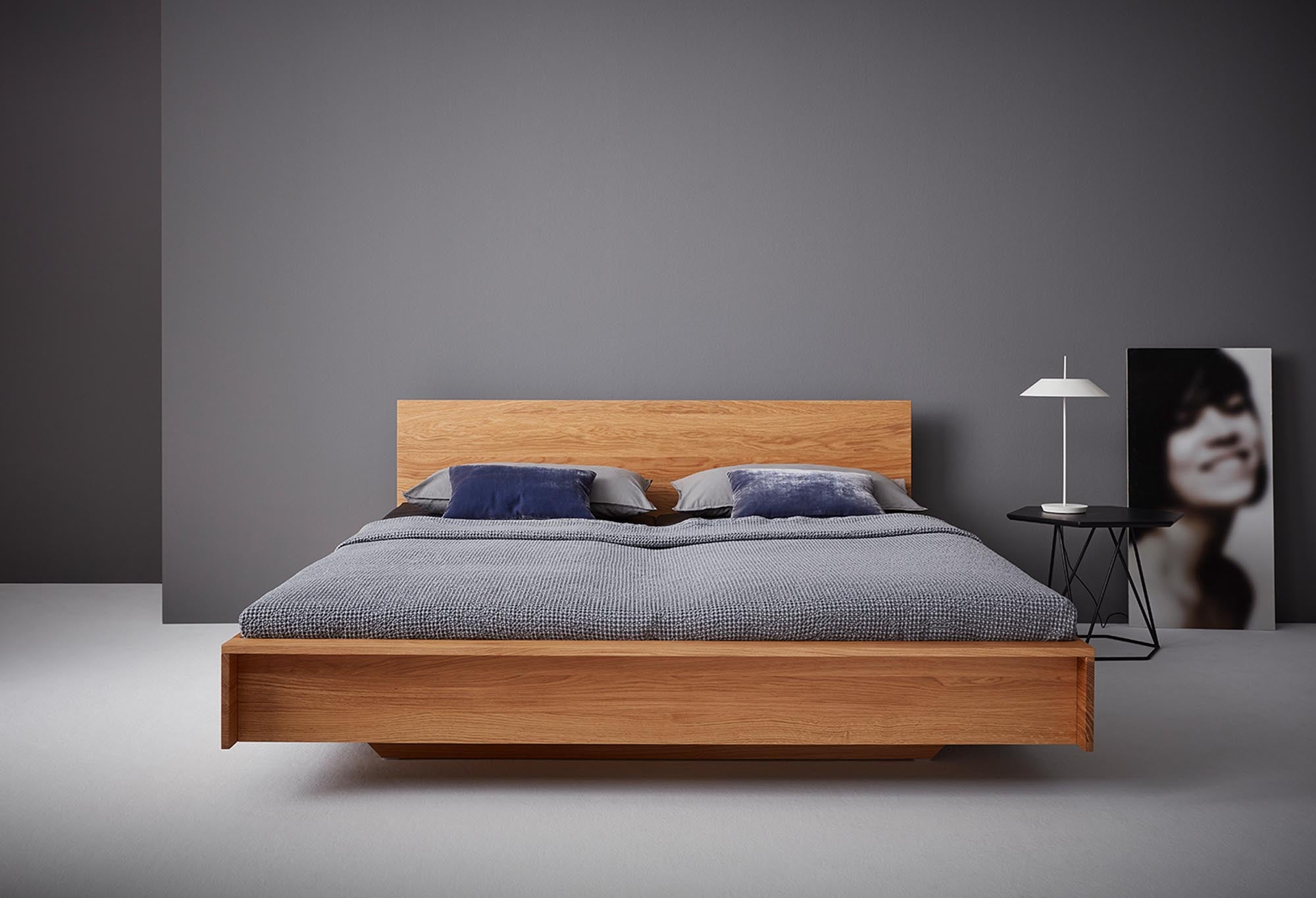 FLAI Einzelbett Komforthöhe + Kopfteil mit Lattenrost starr in Natur präsentiert im Onlineshop von KAQTU Design AG. Bett ist von Müller Möbelwerkstätten