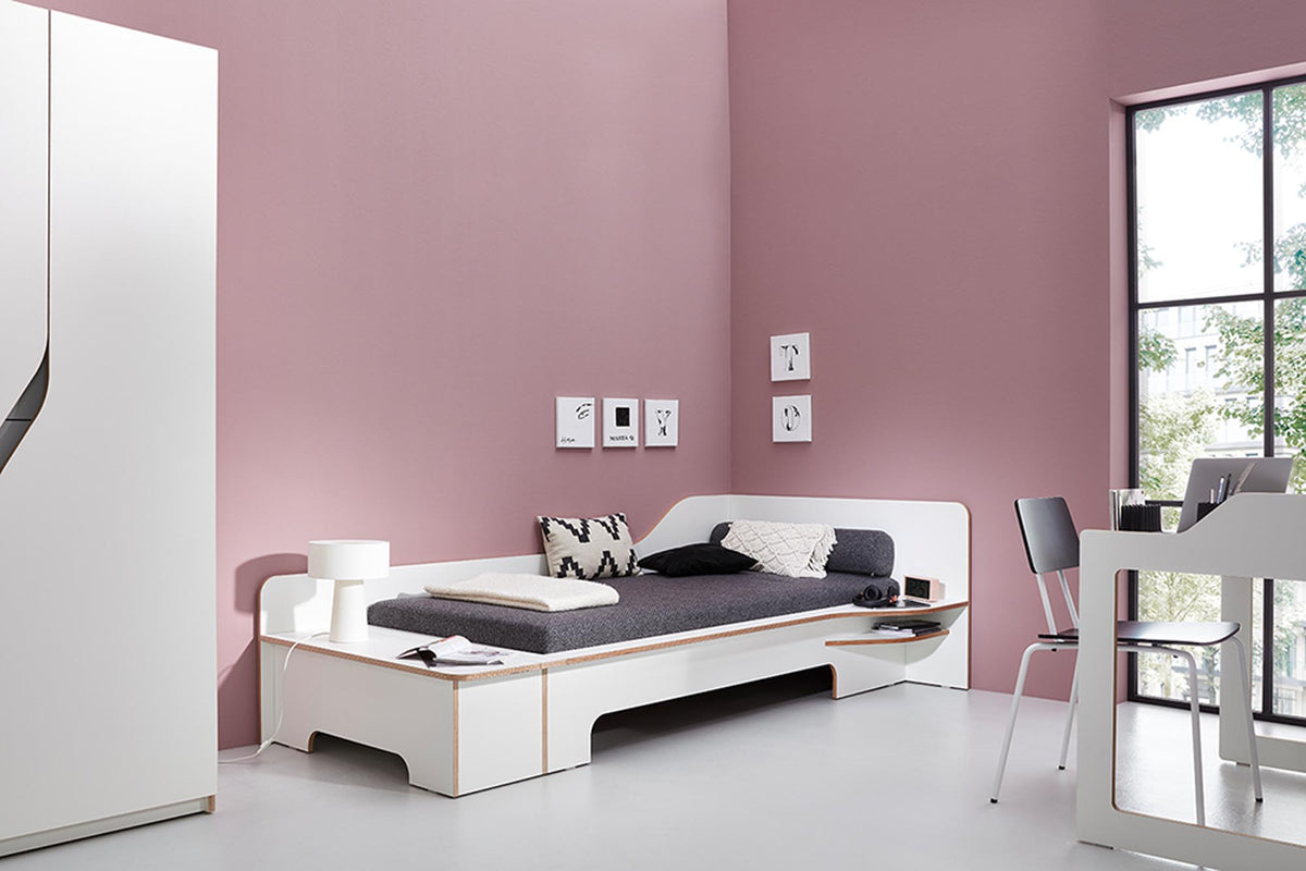 Plane Einzelbett rechts mit Bettkasten und Lattenrost Starr in Weiss präsentiert im Onlineshop von KAQTU Design AG. Bett ist von Müller Möbelwerkstätten