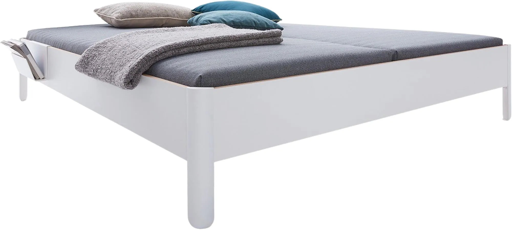 Das Nait Doppelbett 140 von Müller Möbelwerkstätten besticht durch minimalistisches Design, stabile Aluminiumfüße und flexible Farboptionen.