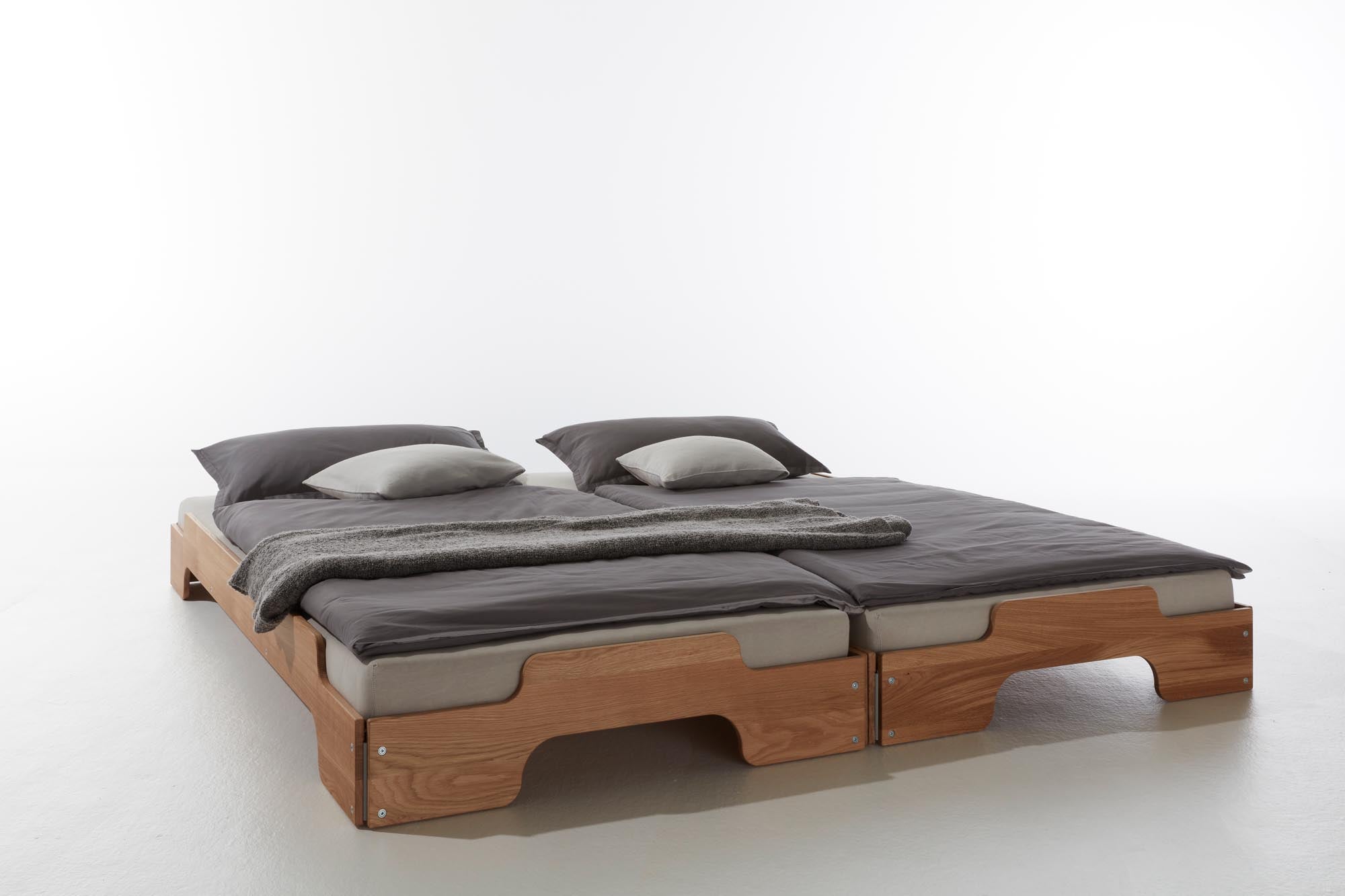Stapelliege Klassik in Eiche massiv präsentiert im Onlineshop von KAQTU Design AG. Bett ist von Müller Möbelwerkstätten