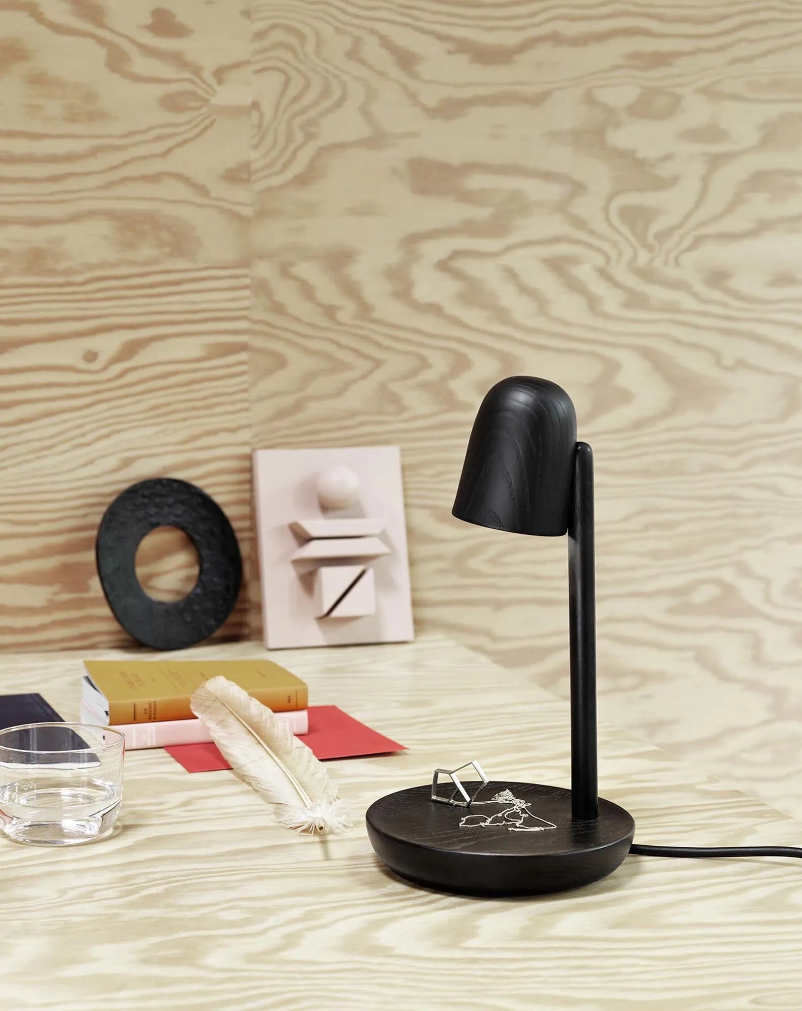 Elegante Muuto Focus Tischlampe: Skandinavisches Design-Highlight.