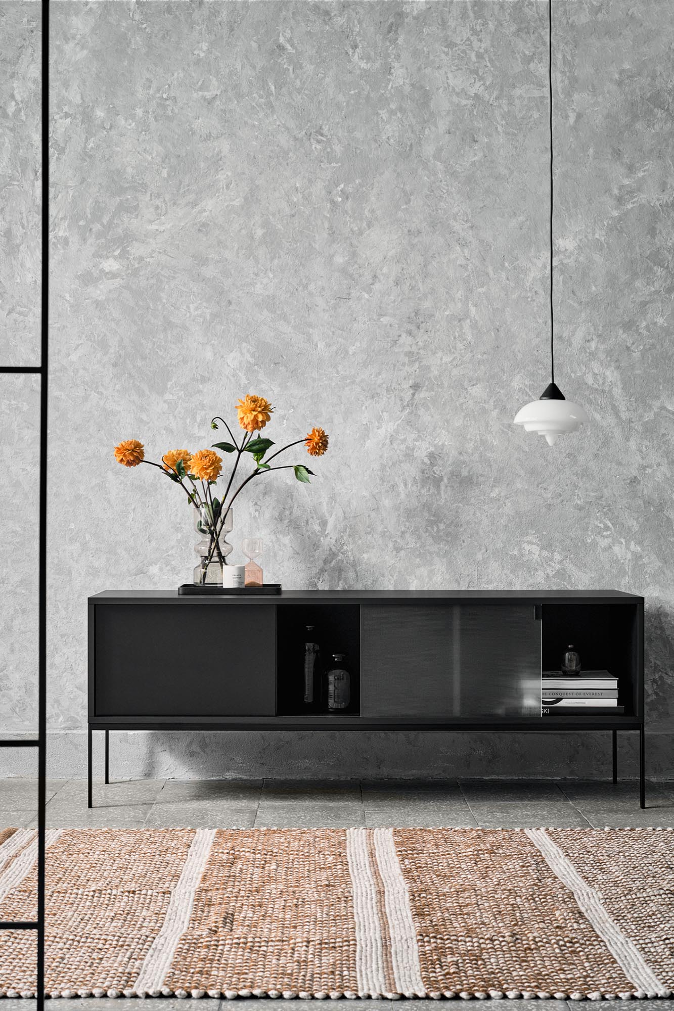 Met Sideoard in Vulcano Black präsentiert im Onlineshop von KAQTU Design AG. Sideboard ist von Noo.ma