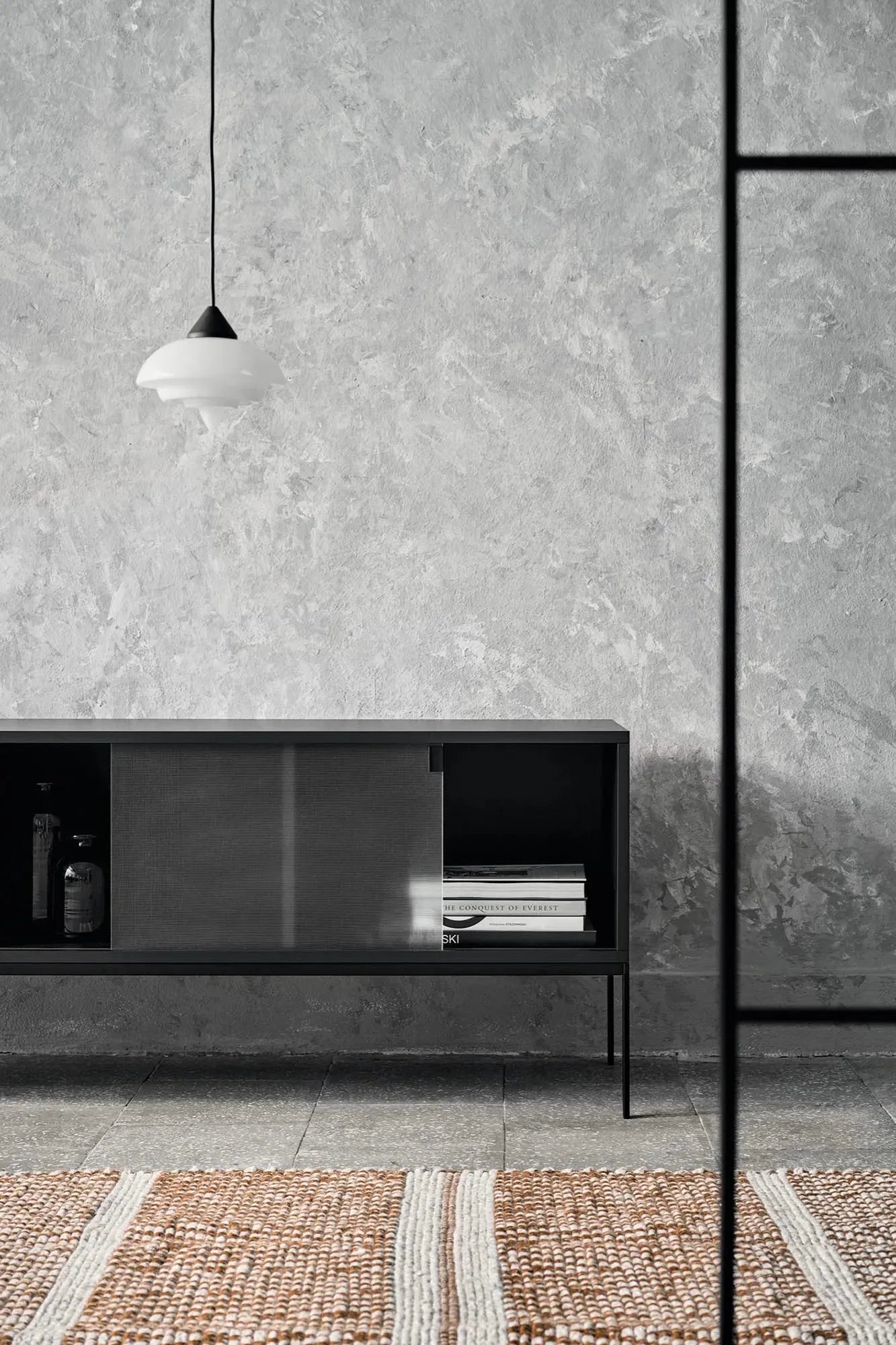 Met Sideoard in Vulcano Black präsentiert im Onlineshop von KAQTU Design AG. Sideboard ist von Noo.ma