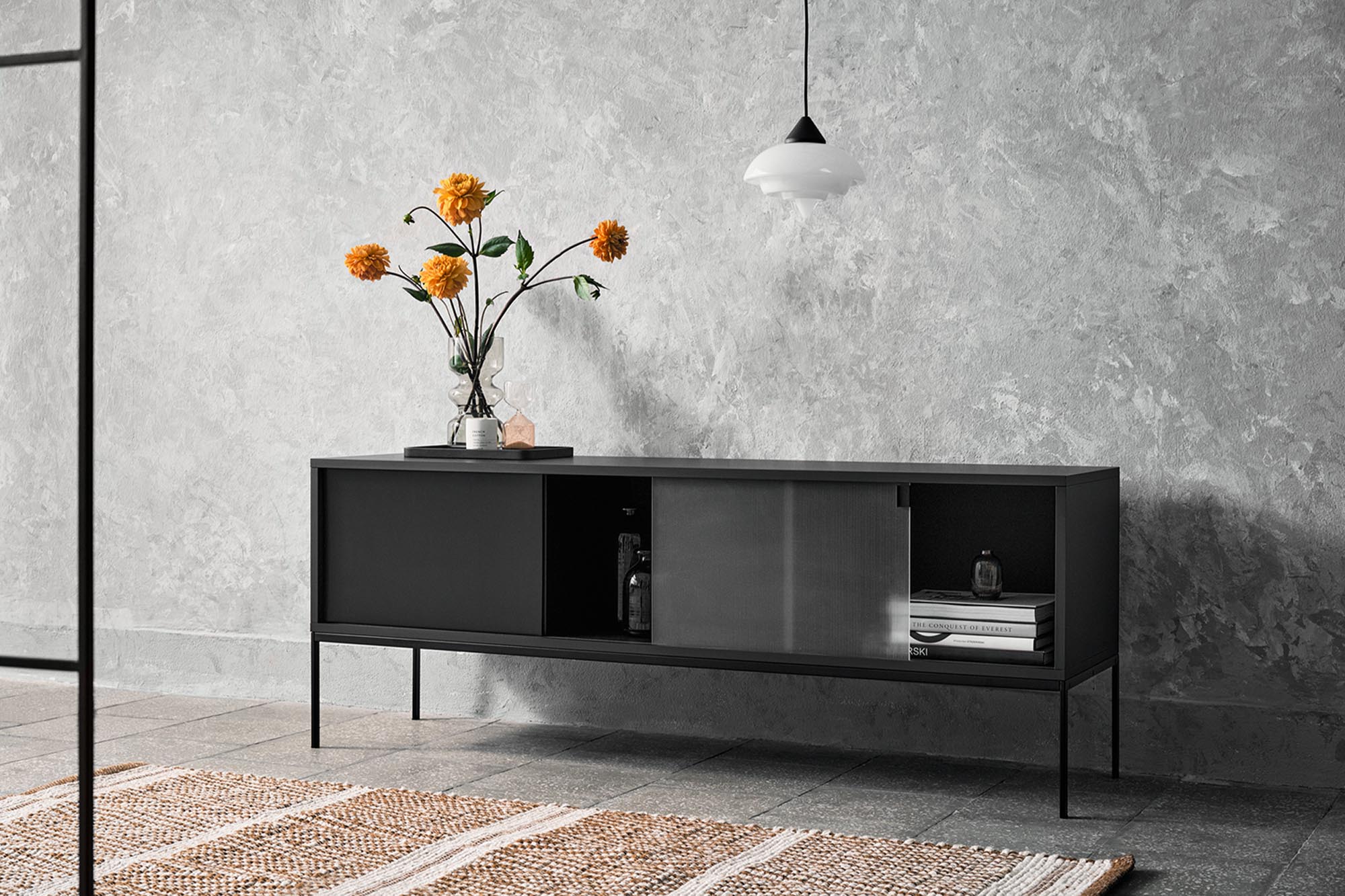 Met Sideoard in Vulcano Black präsentiert im Onlineshop von KAQTU Design AG. Sideboard ist von Noo.ma