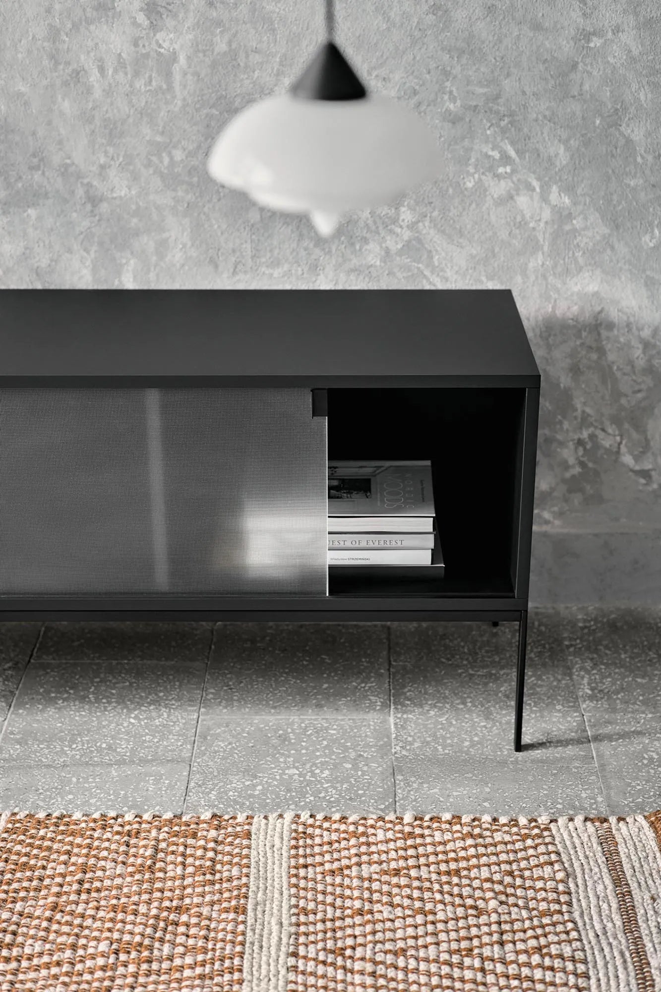 Met Sideoard in Vulcano Black präsentiert im Onlineshop von KAQTU Design AG. Sideboard ist von Noo.ma