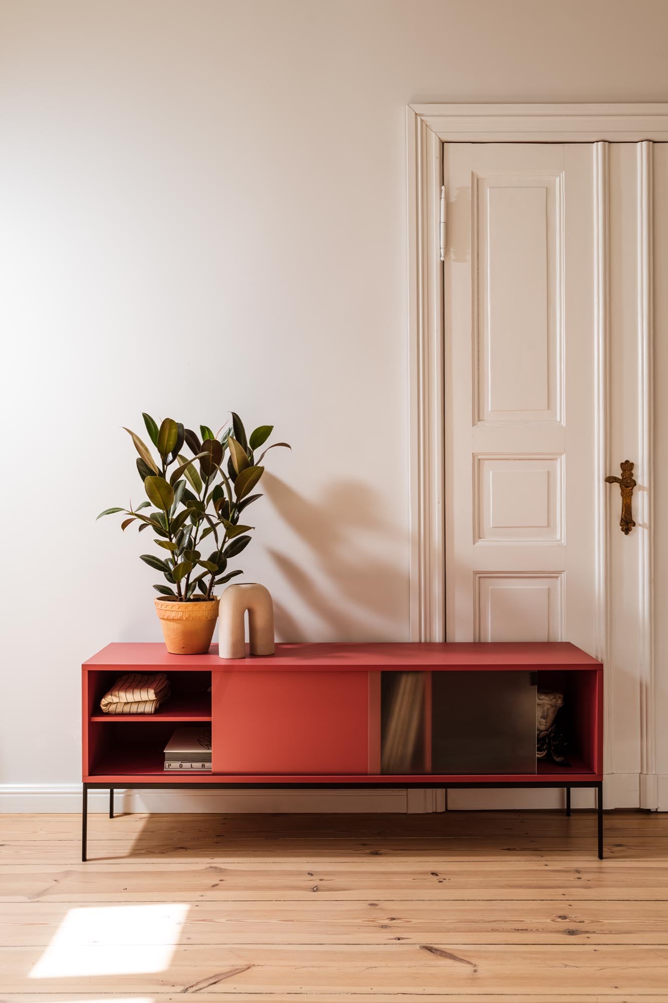 Met Sideoard in Vulcano Black präsentiert im Onlineshop von KAQTU Design AG. Sideboard ist von Noo.ma