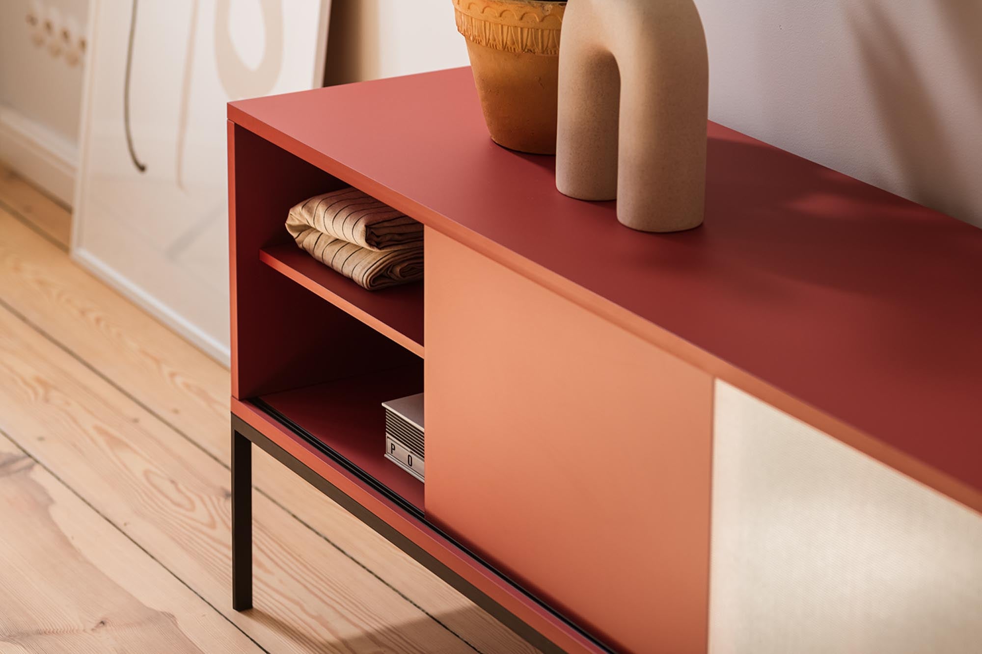 Met Sideoard in Vulcano Black präsentiert im Onlineshop von KAQTU Design AG. Sideboard ist von Noo.ma