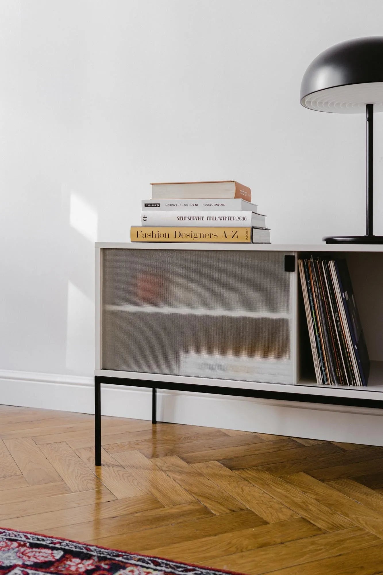 Met Sideoard in Vulcano Black präsentiert im Onlineshop von KAQTU Design AG. Sideboard ist von Noo.ma