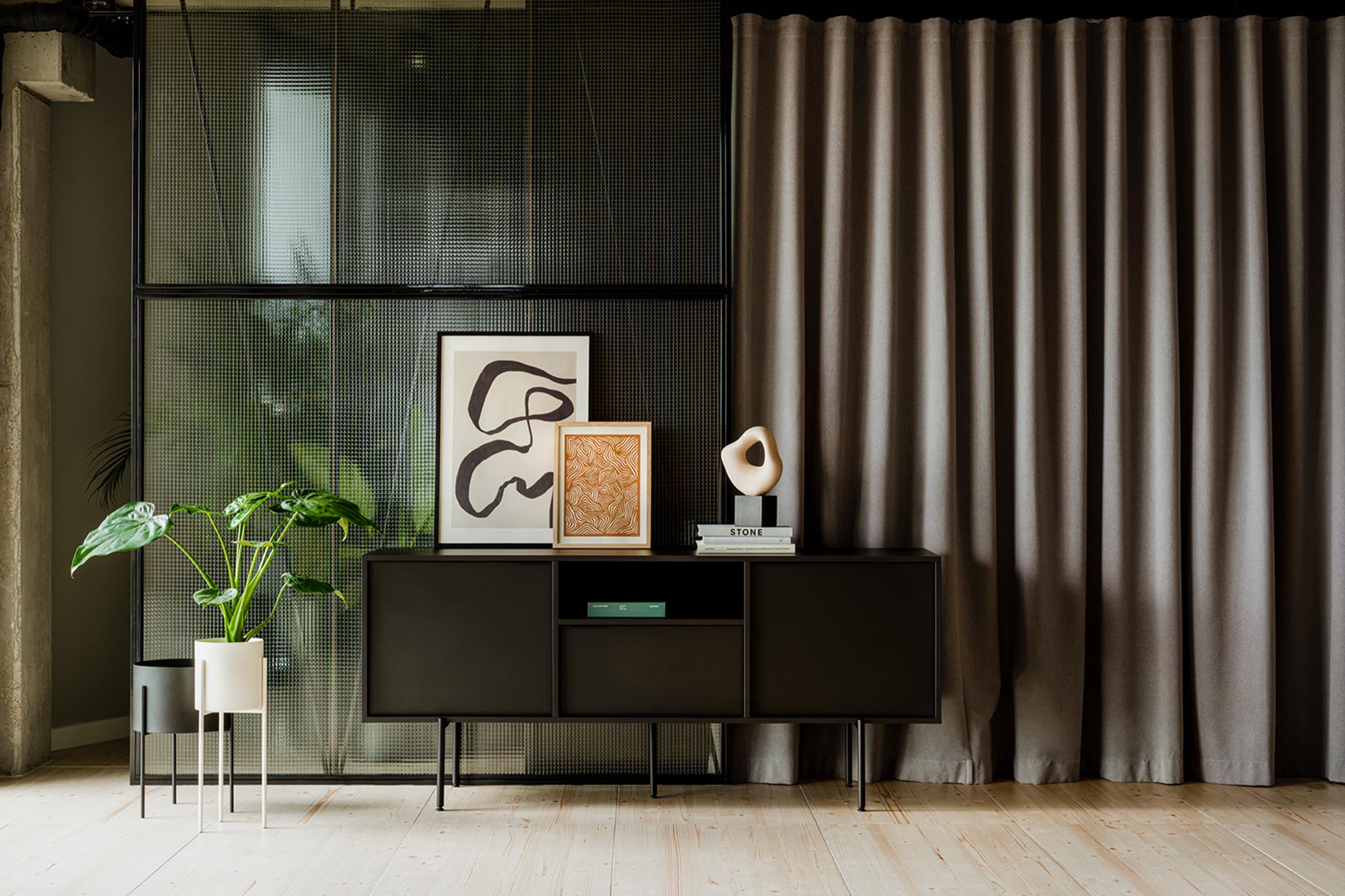 Bau Sideboard in Vulcano Black präsentiert im Onlineshop von KAQTU Design AG. Sideboard ist von Noo.ma