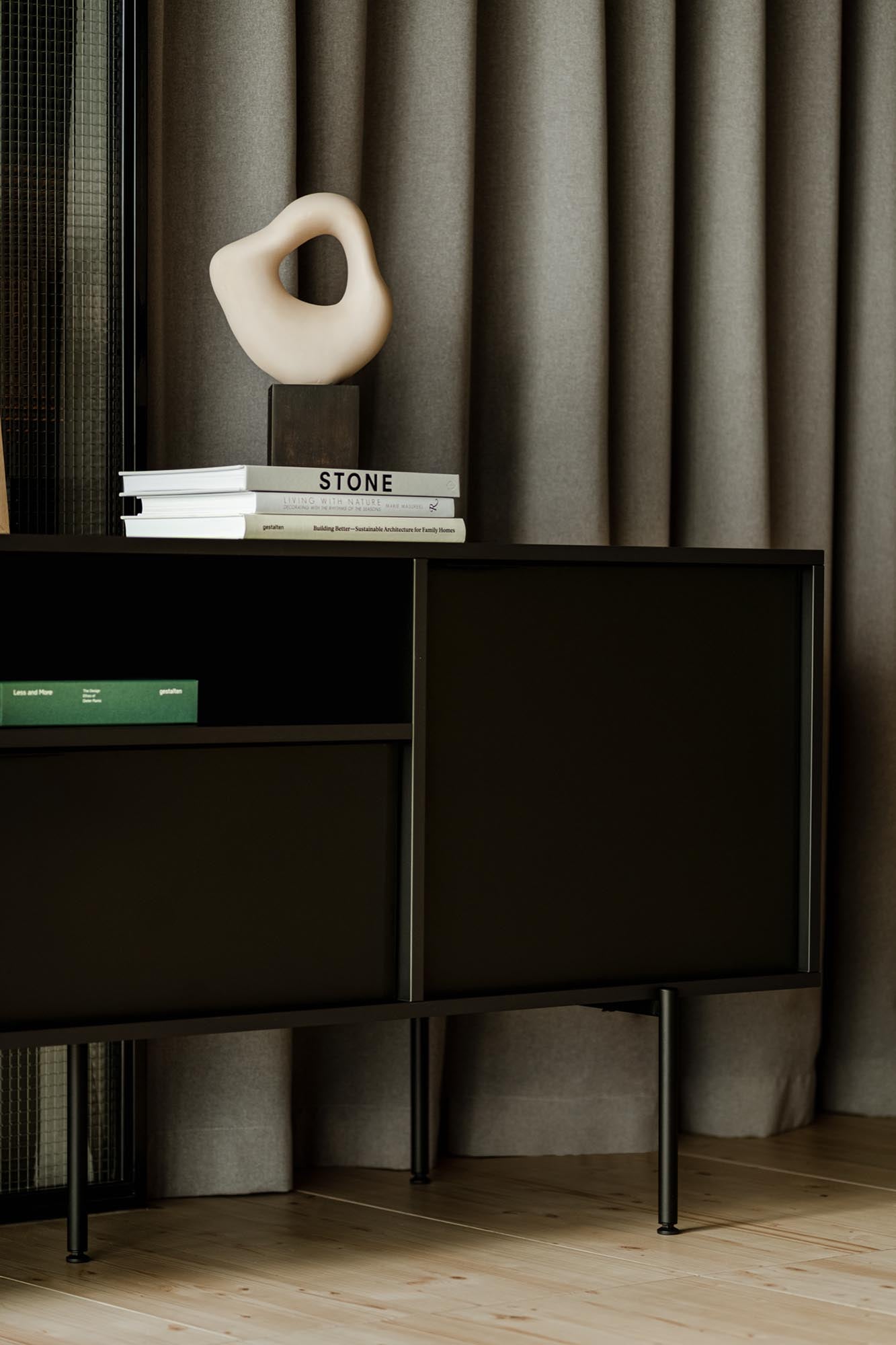 Bau Sideboard in Vulcano Black präsentiert im Onlineshop von KAQTU Design AG. Sideboard ist von Noo.ma