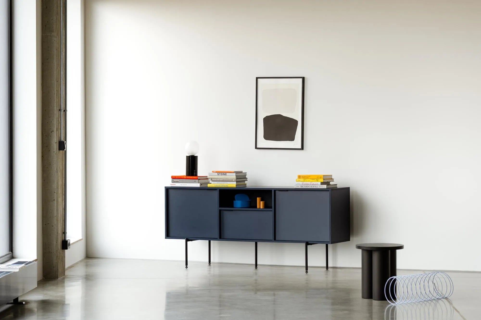 Modernes Bau Sideboard von Noo.ma: Zeitloses Design für jeden Raum.