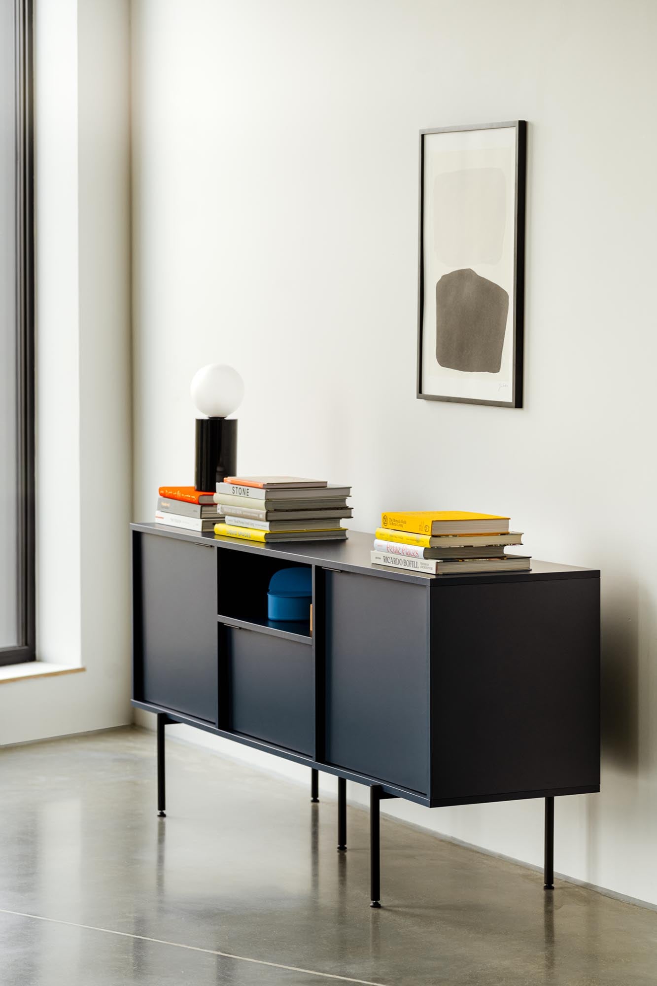 Bau Sideboard in Vulcano Black präsentiert im Onlineshop von KAQTU Design AG. Sideboard ist von Noo.ma