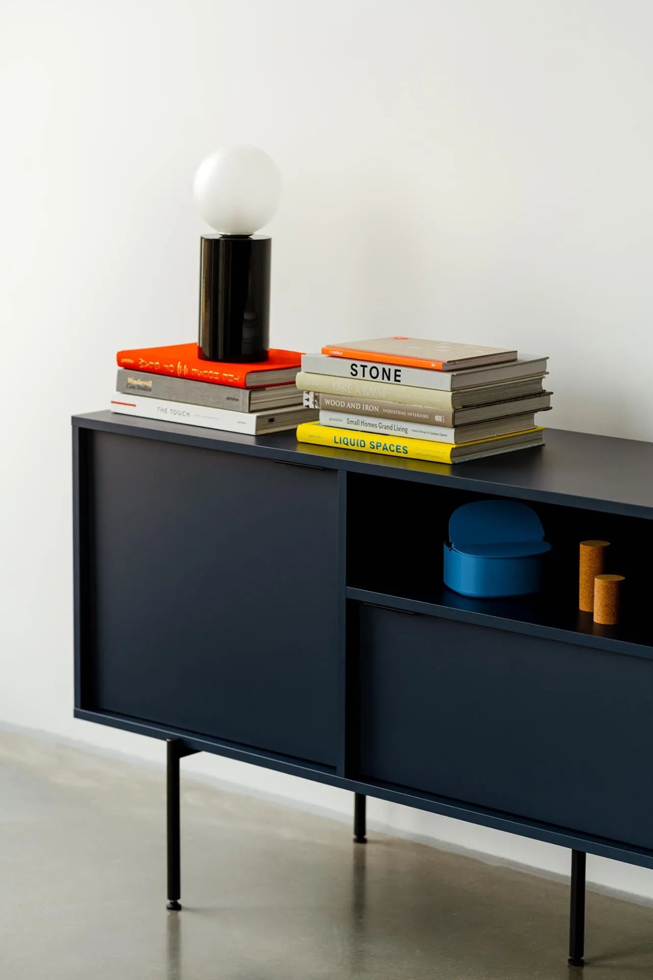 Bau Sideboard in Vulcano Black präsentiert im Onlineshop von KAQTU Design AG. Sideboard ist von Noo.ma