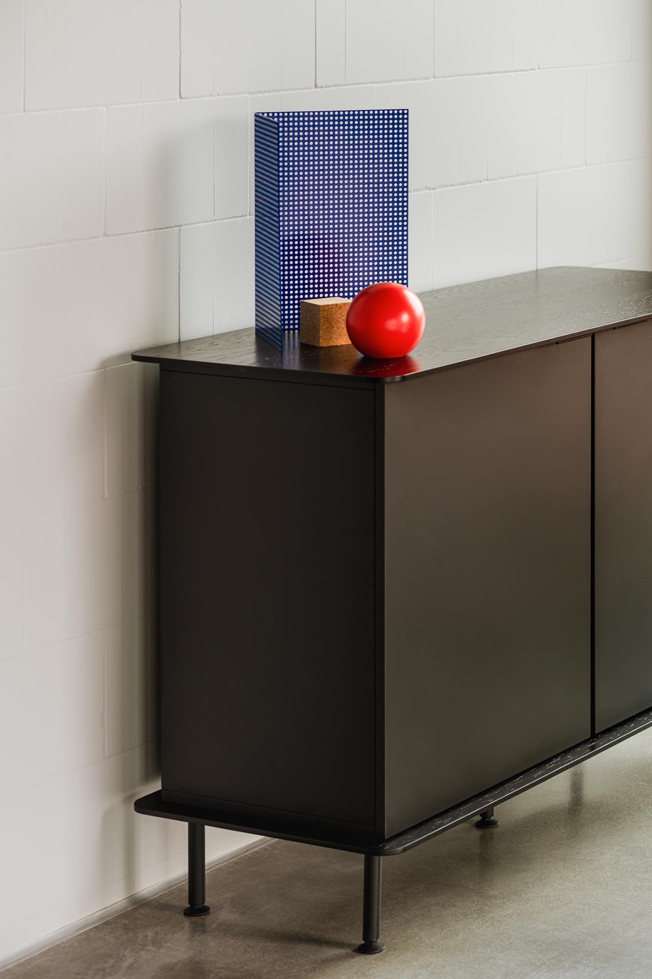 Suumo Sideboard in Vulcano Black präsentiert im Onlineshop von KAQTU Design AG. Sideboard ist von Noo.ma