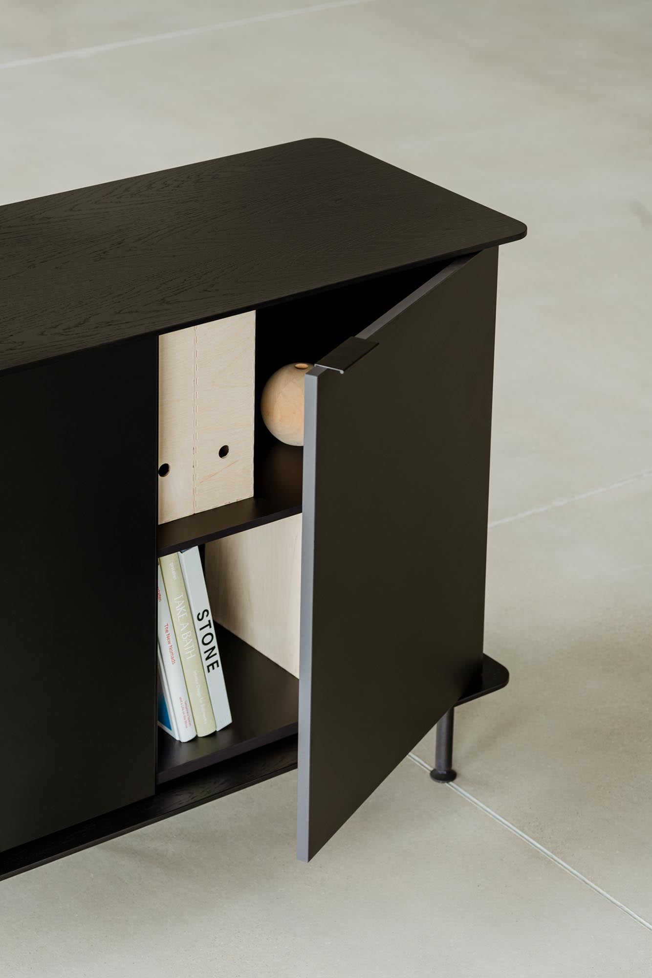 Suumo Sideboard in Vulcano Black präsentiert im Onlineshop von KAQTU Design AG. Sideboard ist von Noo.ma