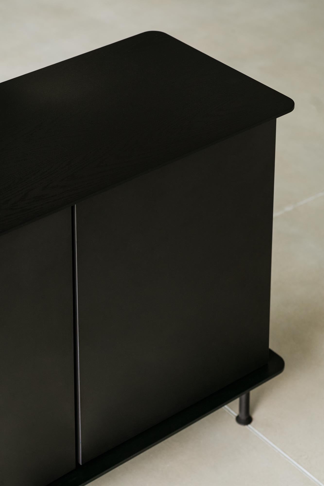 Suumo Sideboard in Vulcano Black präsentiert im Onlineshop von KAQTU Design AG. Sideboard ist von Noo.ma