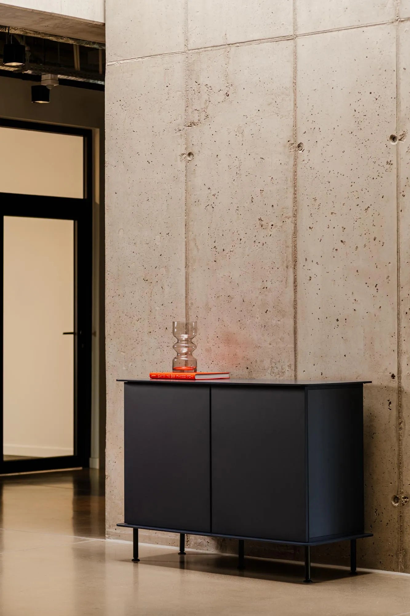 Suumo Sideboard in Vulcano Black präsentiert im Onlineshop von KAQTU Design AG. Sideboard ist von Noo.ma