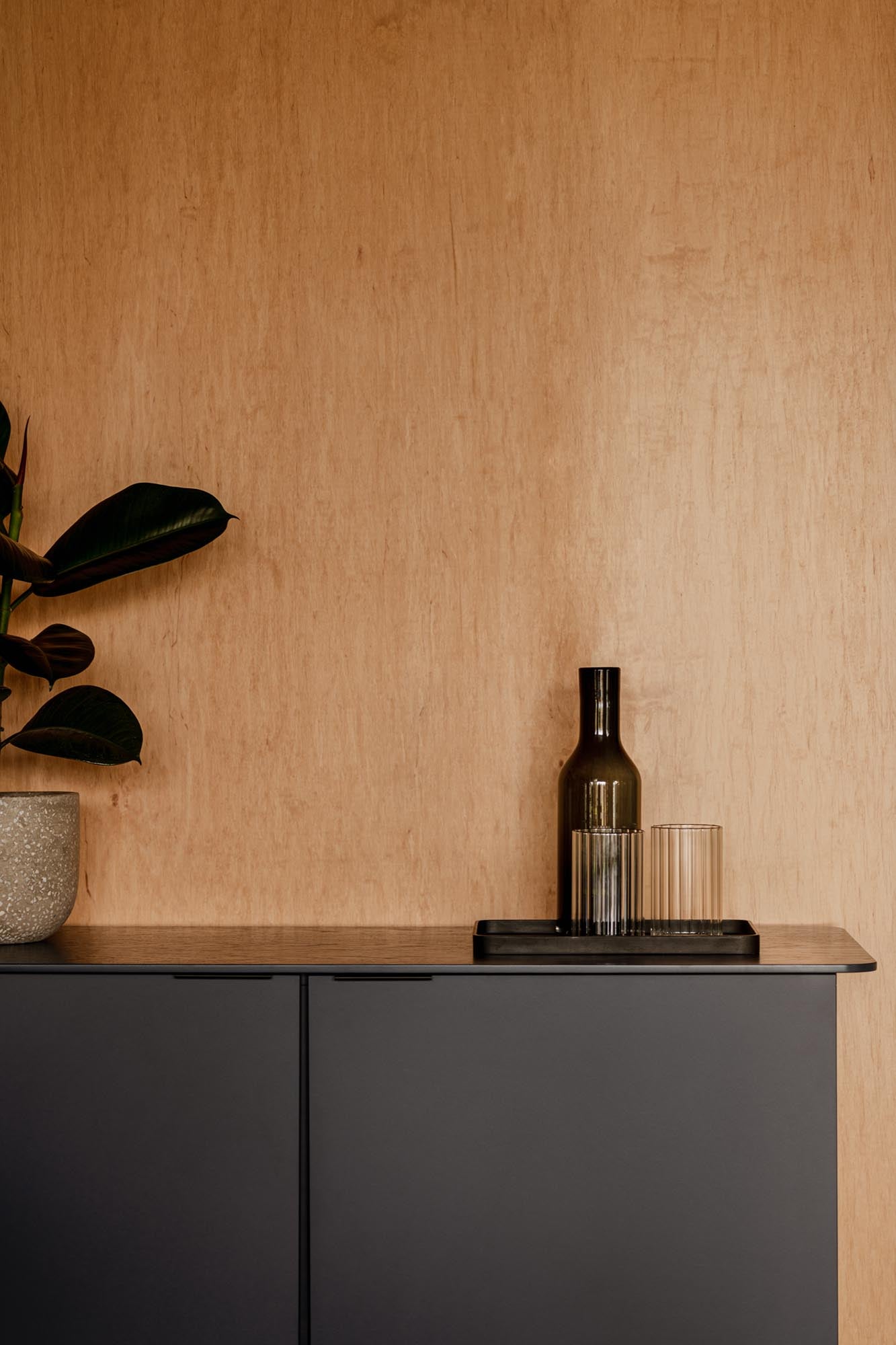 Suumo Sideboard in Vulcano Black präsentiert im Onlineshop von KAQTU Design AG. Sideboard ist von Noo.ma