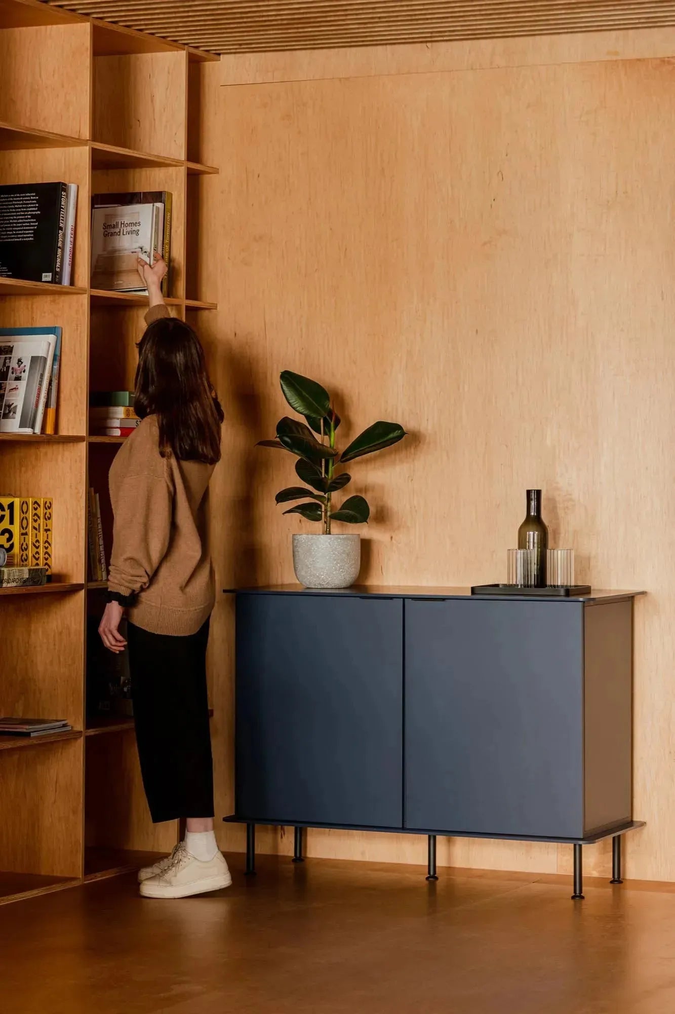 Suumo Sideboard in Vulcano Black präsentiert im Onlineshop von KAQTU Design AG. Sideboard ist von Noo.ma