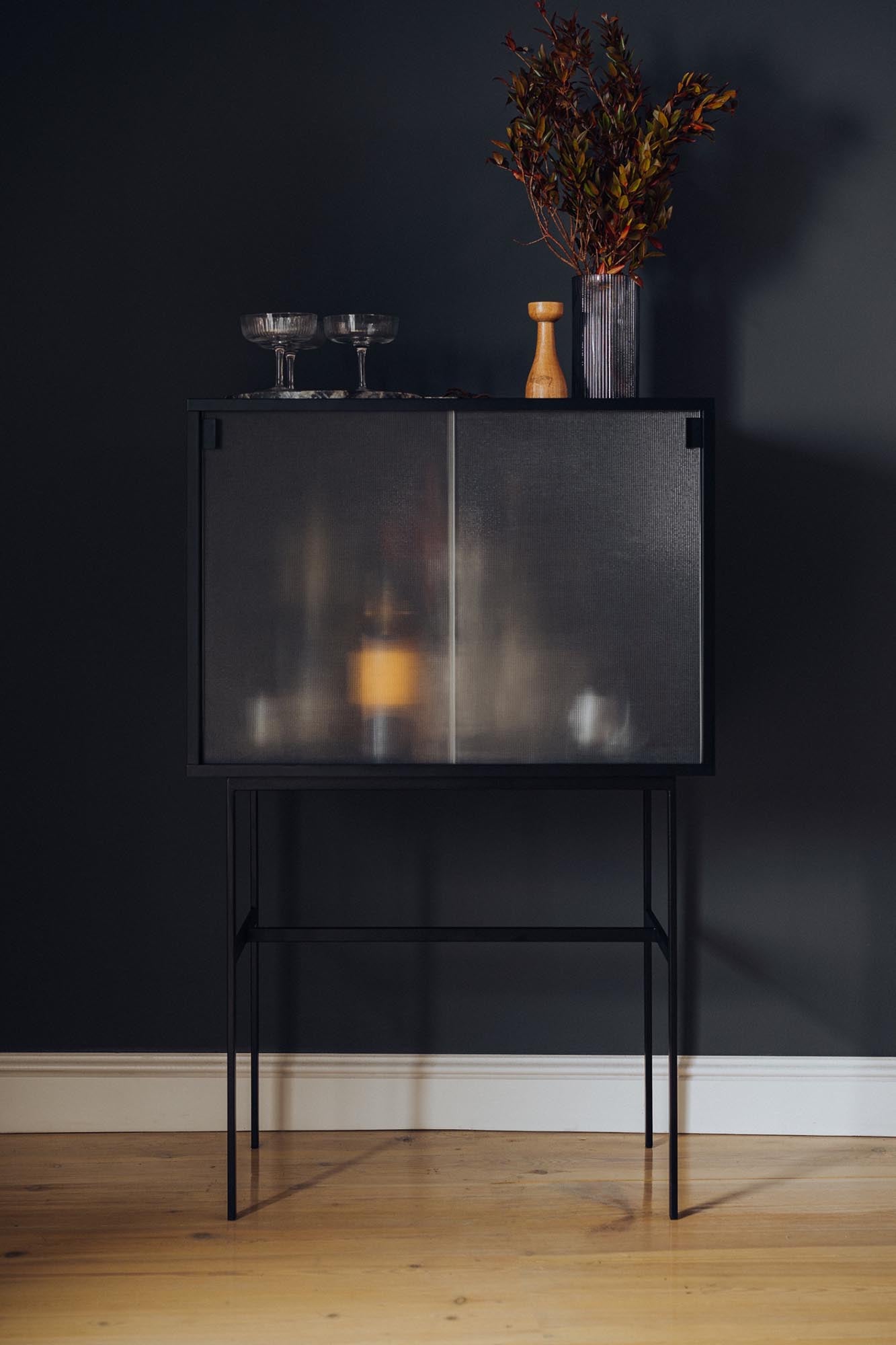 Lekko Konsole in Vulcano Black präsentiert im Onlineshop von KAQTU Design AG. High-Sideboard ist von Noo.ma