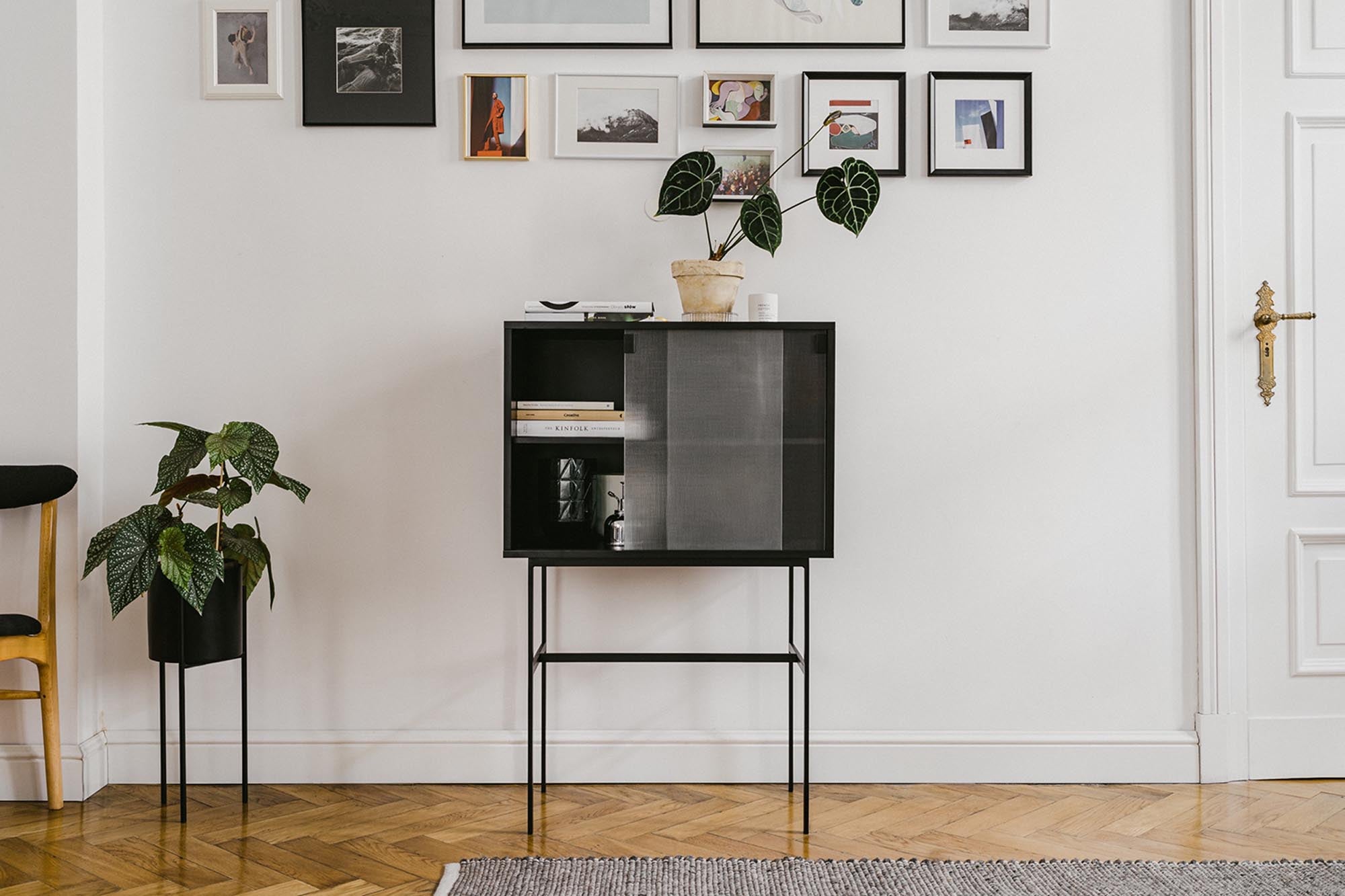 Lekko Konsole in Vulcano Black präsentiert im Onlineshop von KAQTU Design AG. High-Sideboard ist von Noo.ma