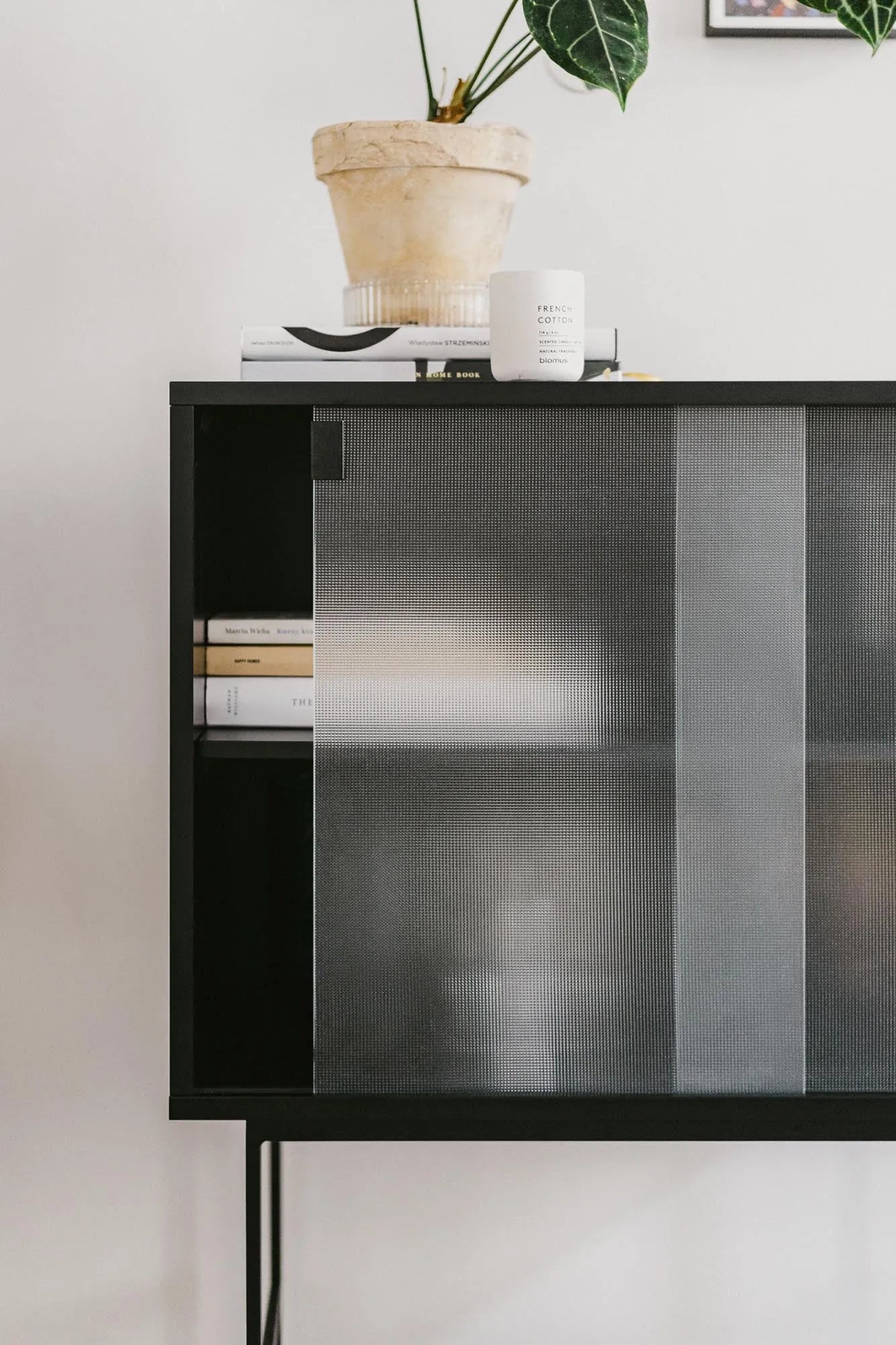 Lekko Konsole in Vulcano Black präsentiert im Onlineshop von KAQTU Design AG. High-Sideboard ist von Noo.ma