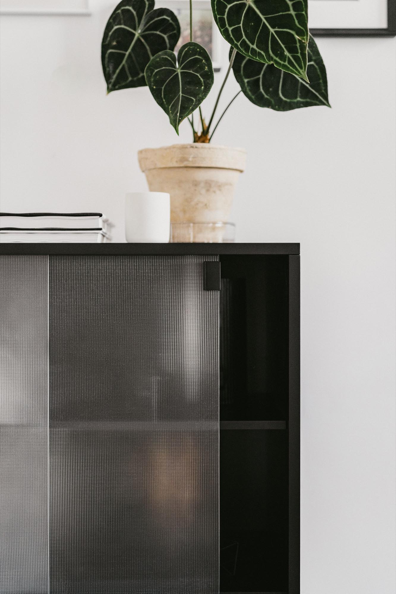 Lekko Konsole in Vulcano Black präsentiert im Onlineshop von KAQTU Design AG. High-Sideboard ist von Noo.ma