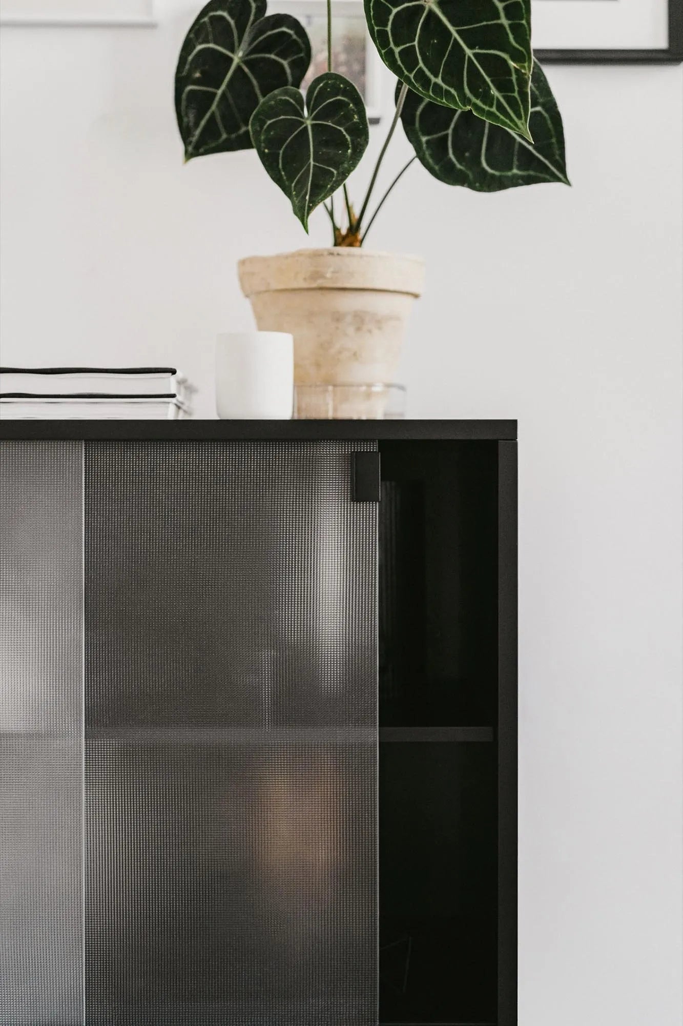 Lekko Konsole in Vulcano Black präsentiert im Onlineshop von KAQTU Design AG. High-Sideboard ist von Noo.ma