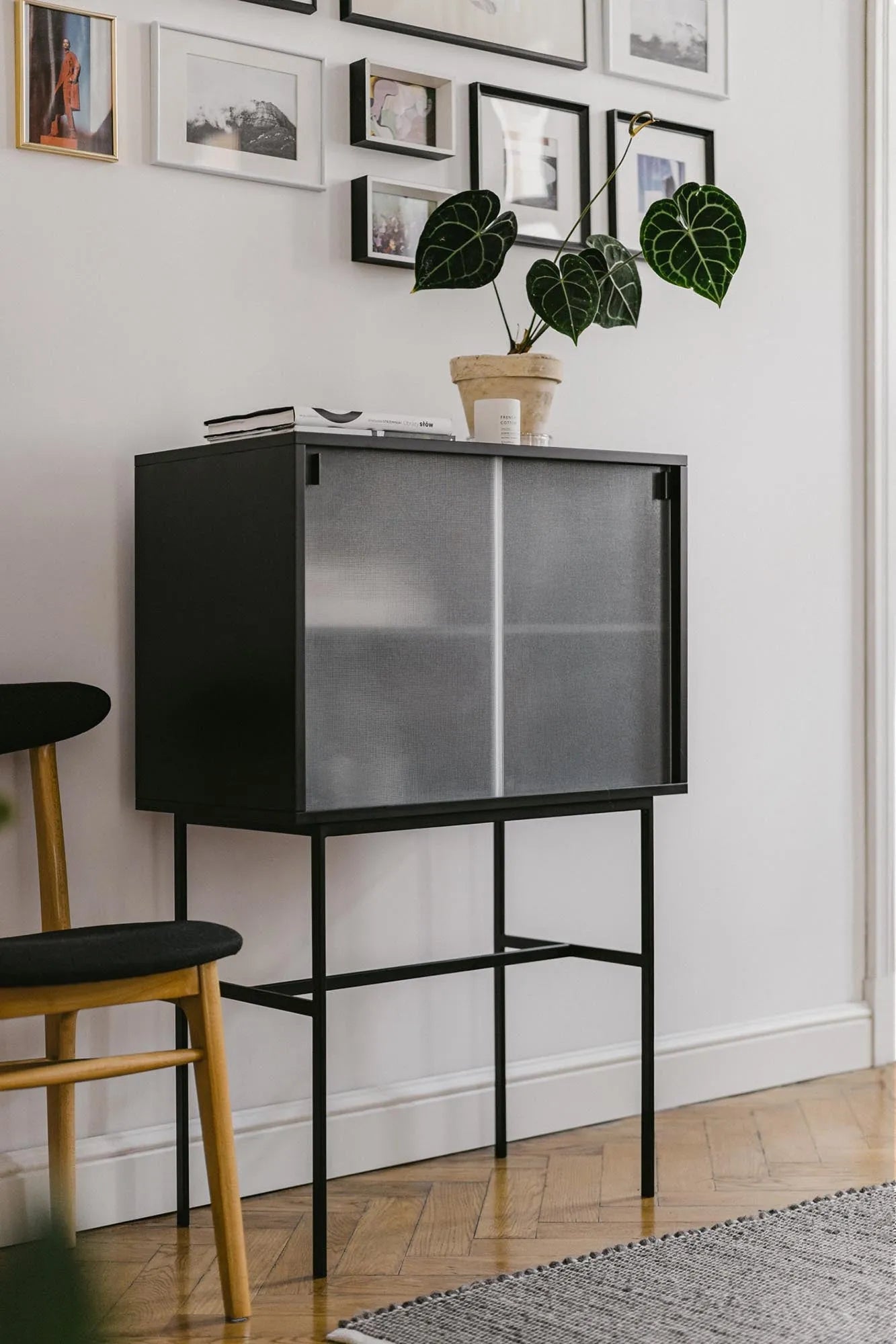 Lekko Konsole in Vulcano Black präsentiert im Onlineshop von KAQTU Design AG. High-Sideboard ist von Noo.ma