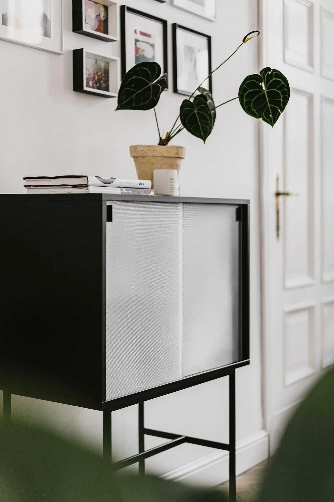 Lekko Konsole in Vulcano Black präsentiert im Onlineshop von KAQTU Design AG. High-Sideboard ist von Noo.ma