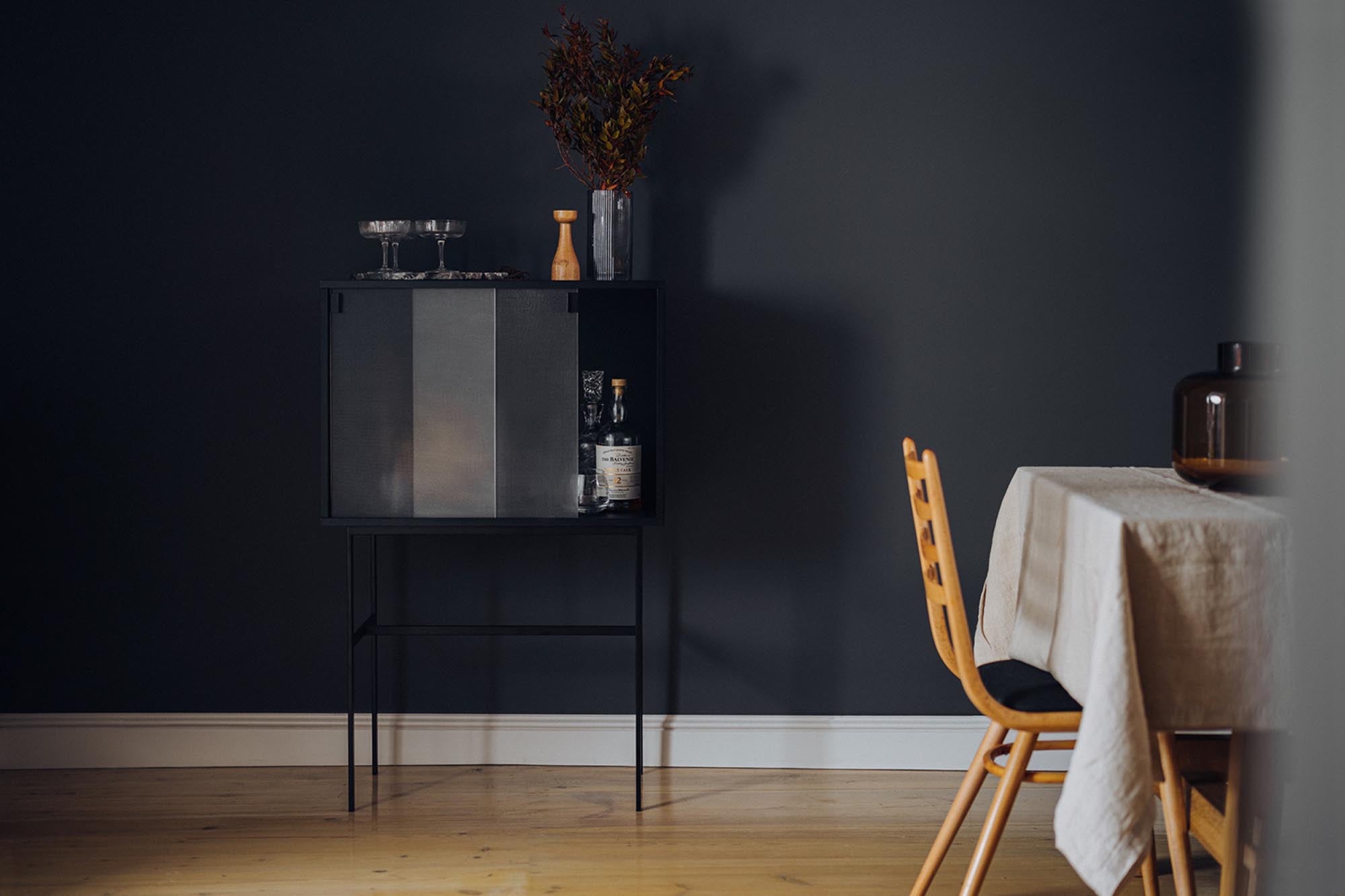 Lekko Konsole in Vulcano Black präsentiert im Onlineshop von KAQTU Design AG. High-Sideboard ist von Noo.ma