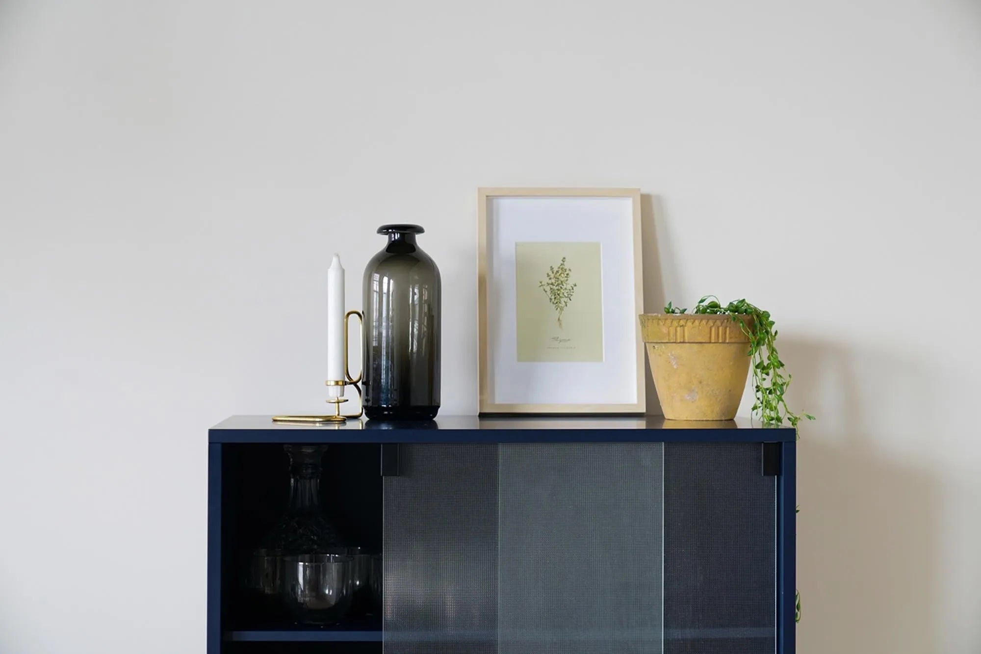 Lekko Konsole in Vulcano Black präsentiert im Onlineshop von KAQTU Design AG. High-Sideboard ist von Noo.ma