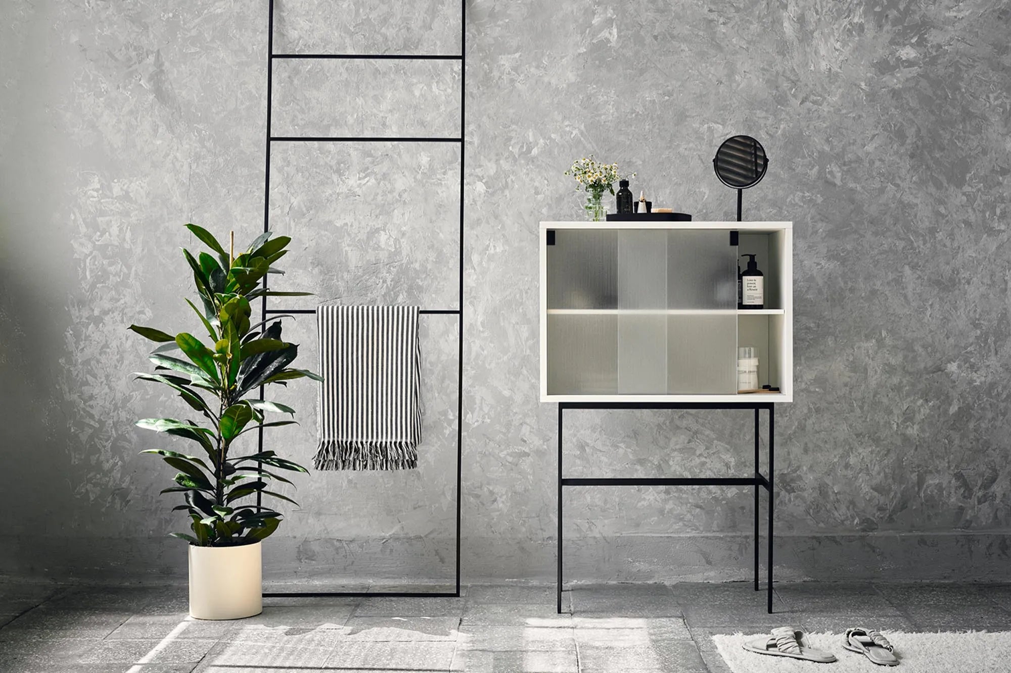 Lekko Konsole in Vulcano Black präsentiert im Onlineshop von KAQTU Design AG. High-Sideboard ist von Noo.ma