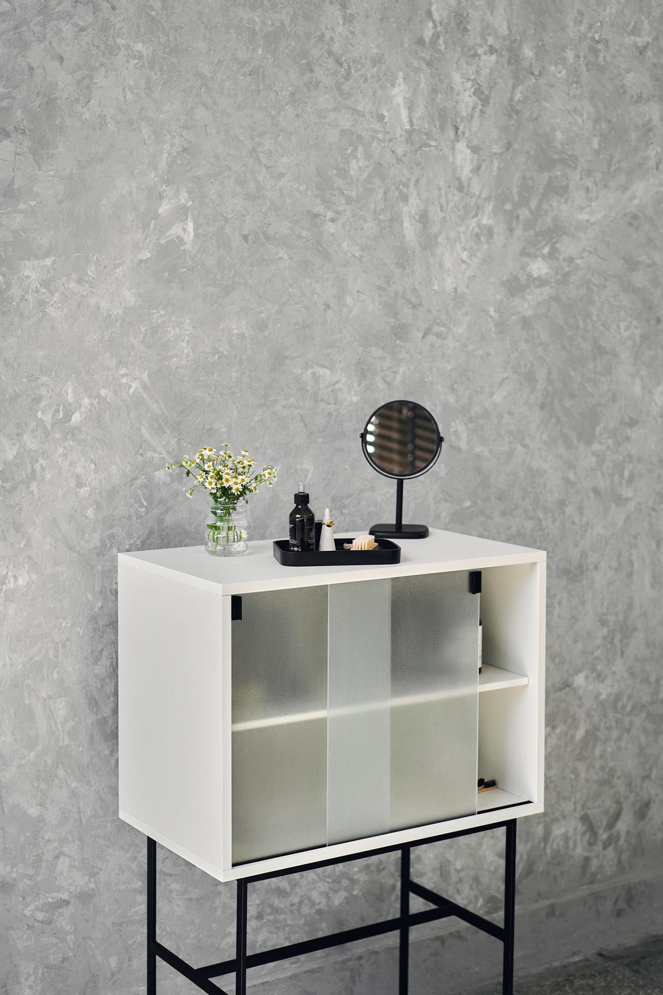 Lekko Konsole in Vulcano Black präsentiert im Onlineshop von KAQTU Design AG. High-Sideboard ist von Noo.ma