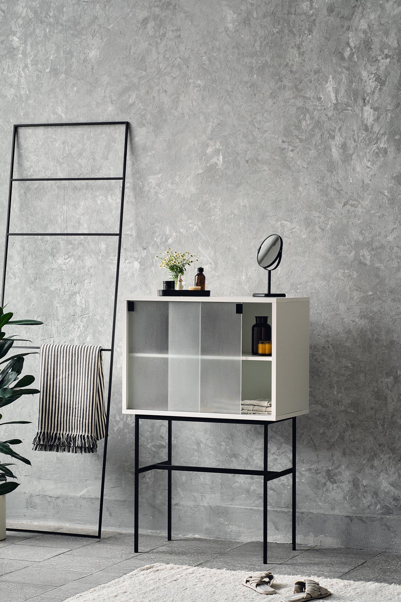 Lekko Konsole in Vulcano Black präsentiert im Onlineshop von KAQTU Design AG. High-Sideboard ist von Noo.ma