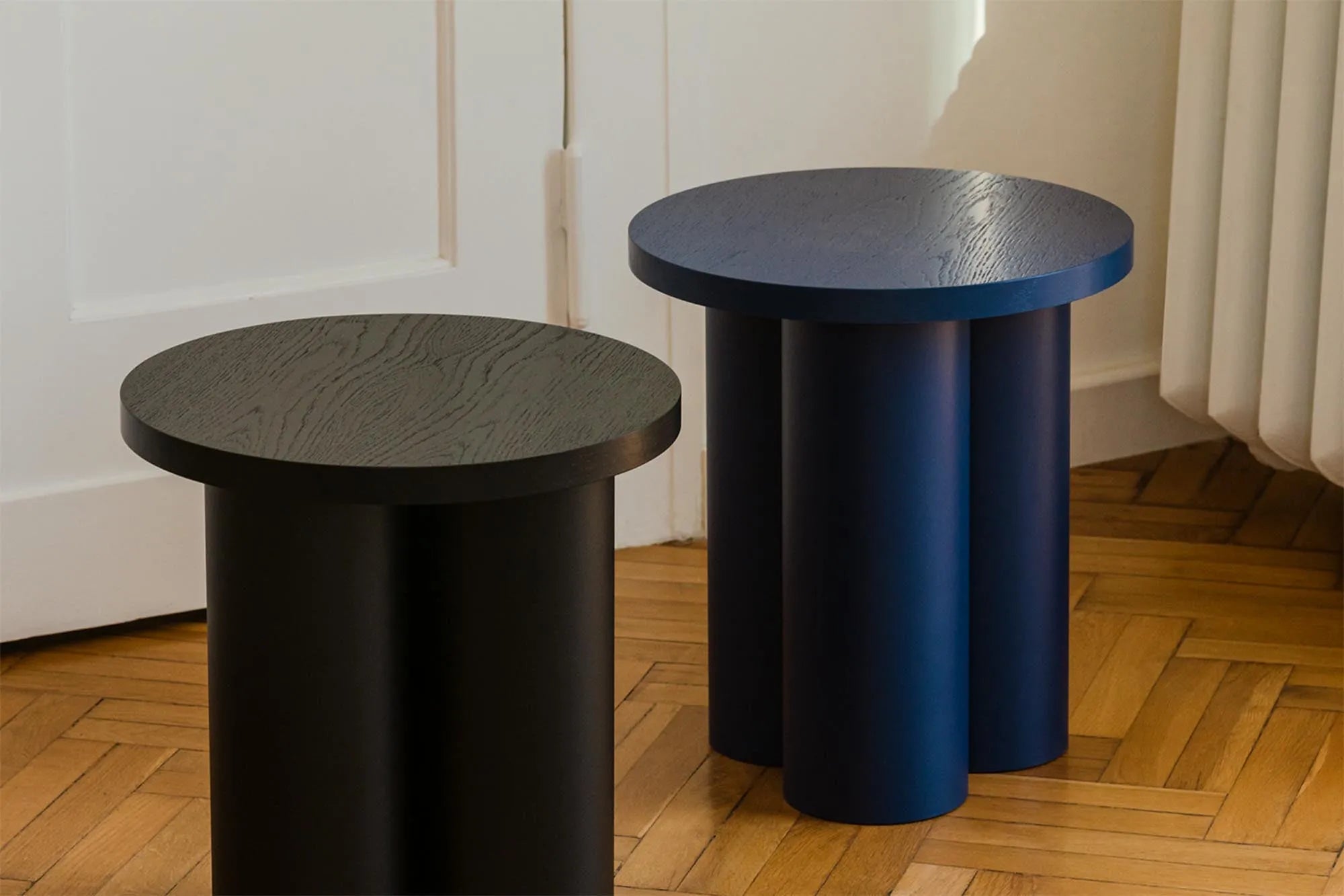 Oly Hocker in Vulcano Black präsentiert im Onlineshop von KAQTU Design AG. Hocker ist von Noo.ma