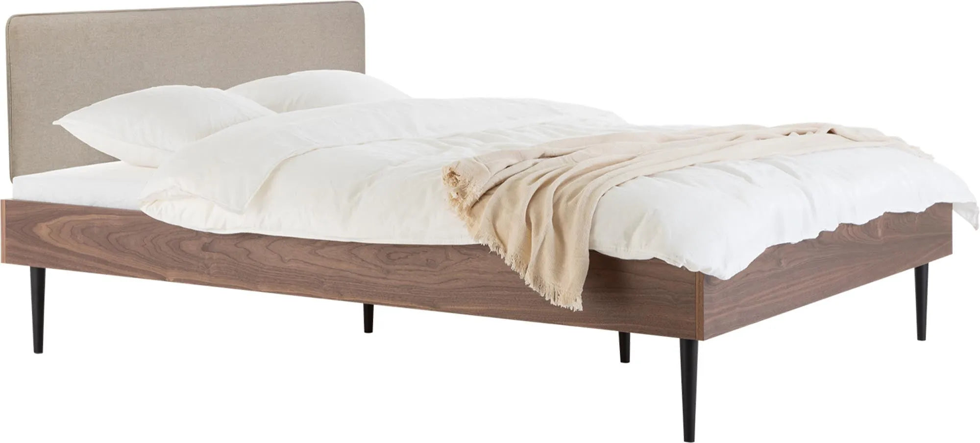 Elegantes Streiko Bett von Noo.ma: Komfort und Stil vereint.