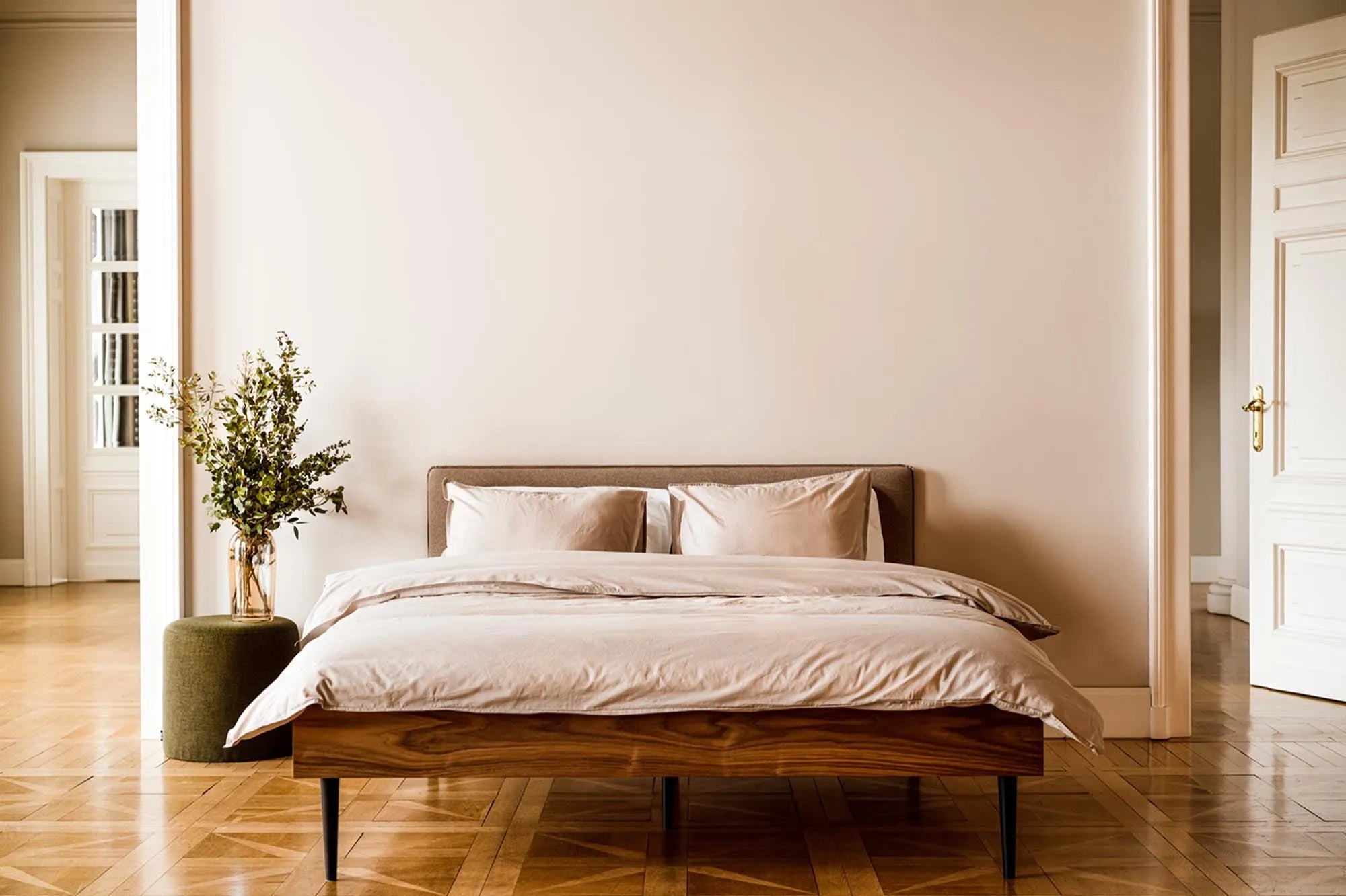 Streiko Bett mit Kopfteil in Natur / Iced Coffe Brown präsentiert im Onlineshop von KAQTU Design AG. Bett ist von Noo.ma